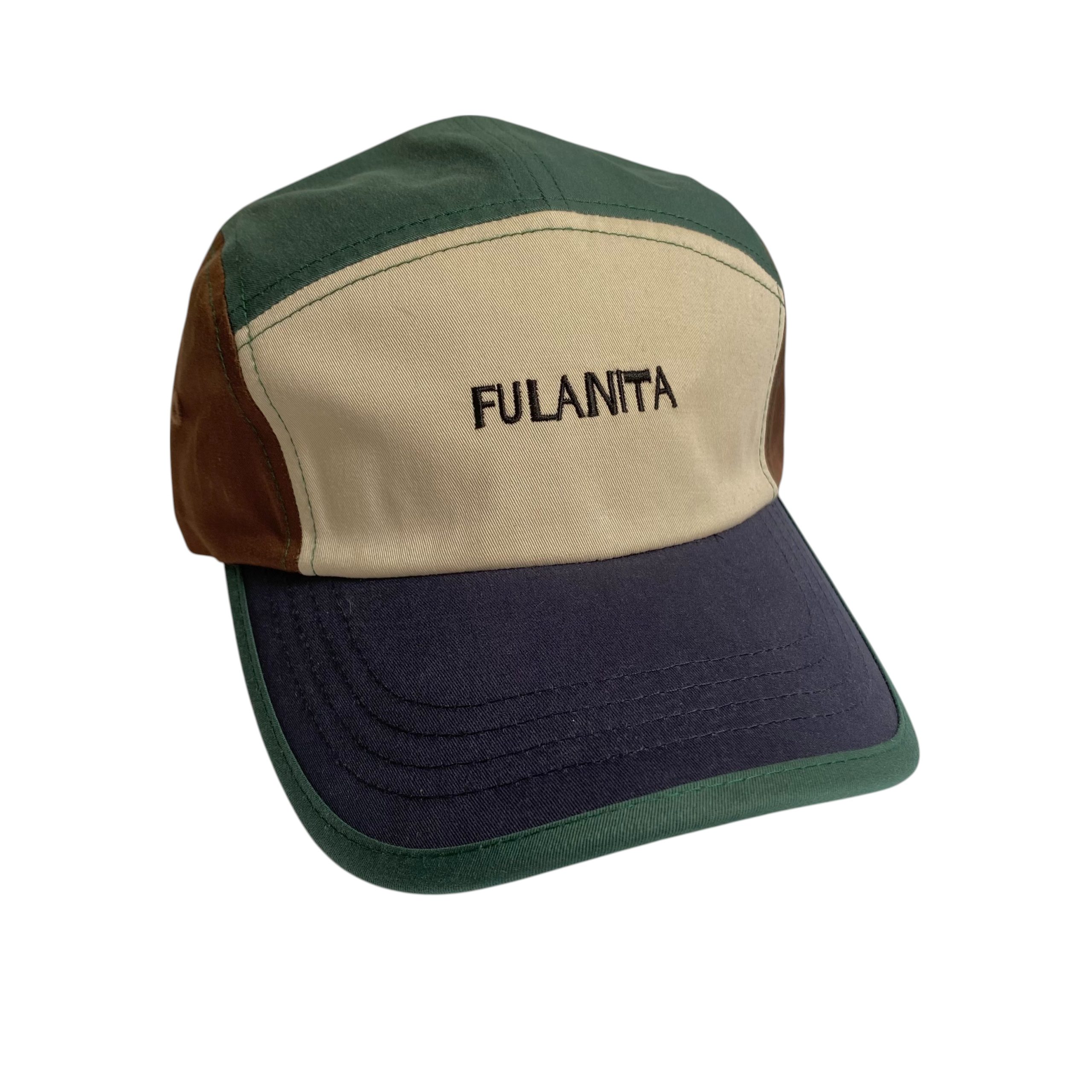 Gorra color block con combinación de colores marrón, verde, beige y azul sobre fondo neutro