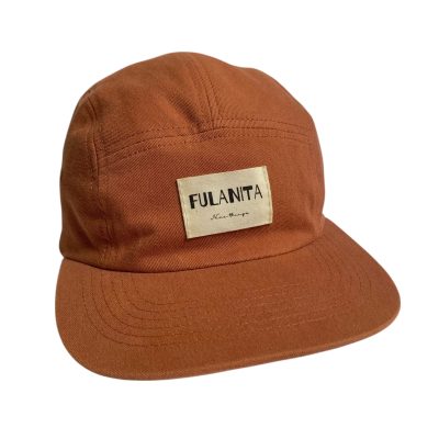 Gorra panel lisa color teja sobre fondo neutro