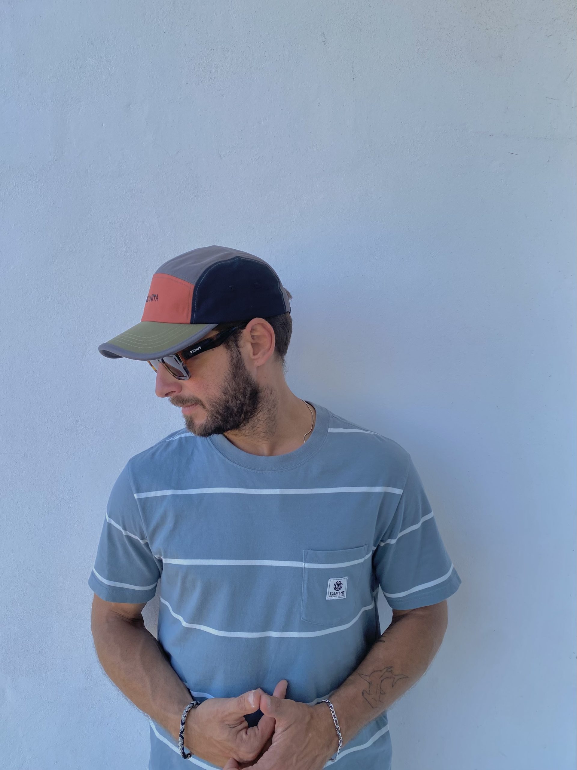 Gorra color block combinada con outfit urbano y casual
