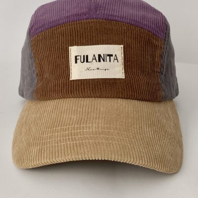 Gorra de pana color block sobre fondo neutro