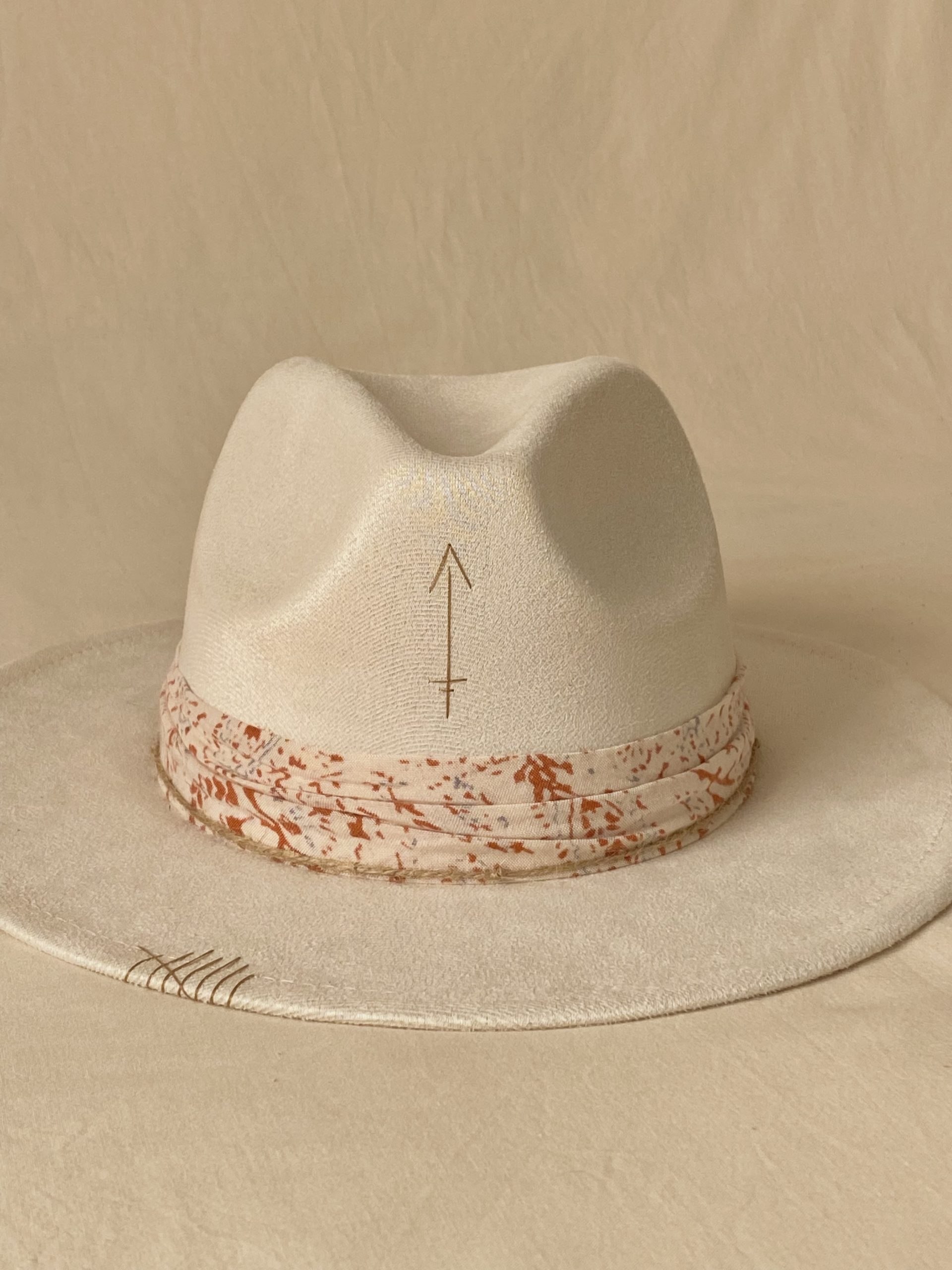 Sombrero artesanal Sand en beige claro, pieza única hecha a mano