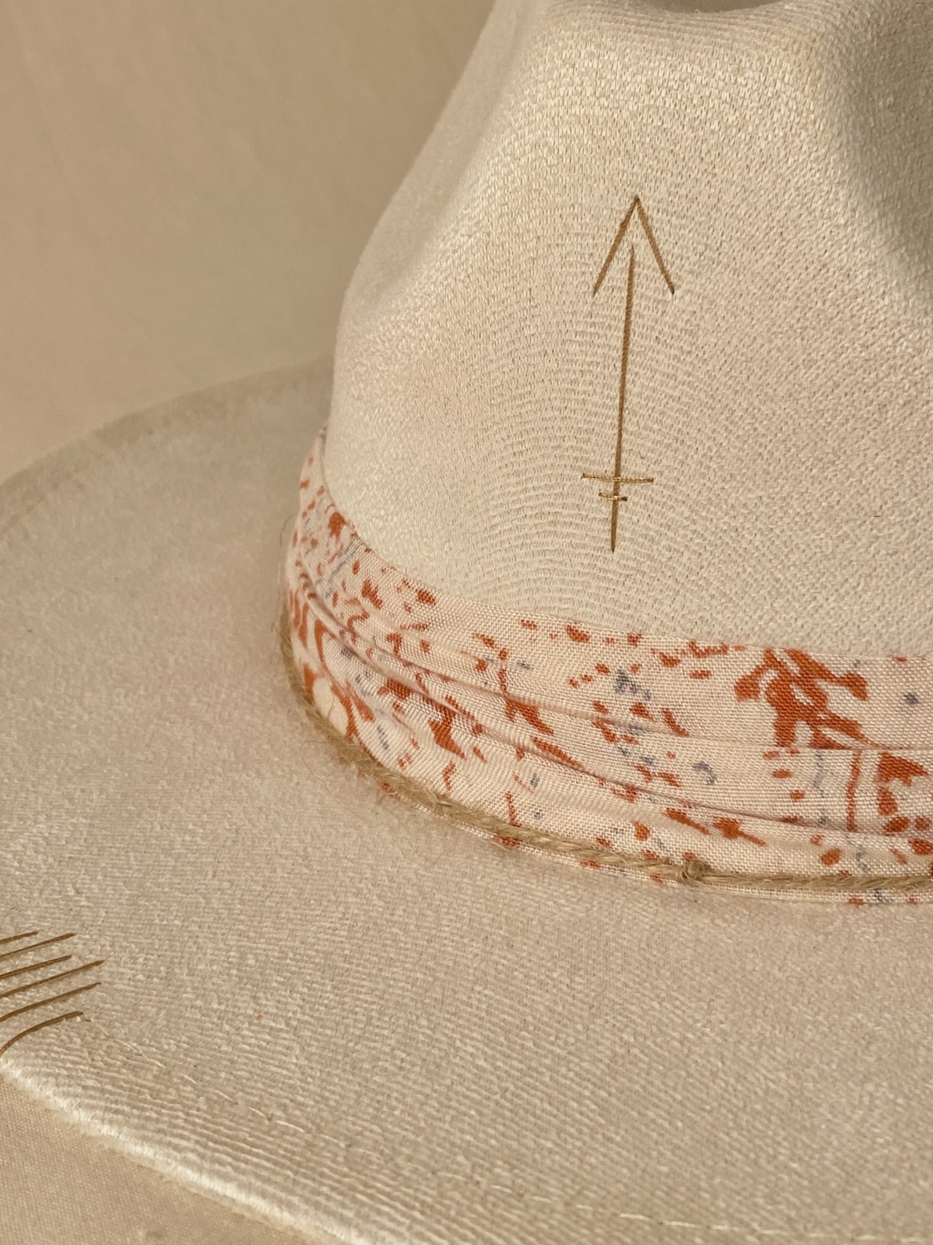 Detalle de cinta reciclada en sombrero Sand color beige claro