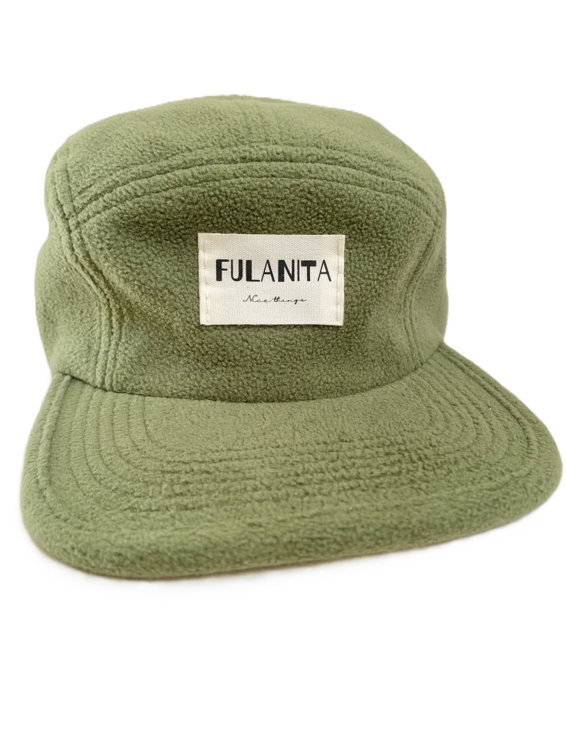 Gorra borreguito color verde sobre fondo neutro