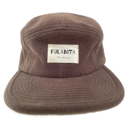 Gorra borreguito color marrón sobre fondo neutro