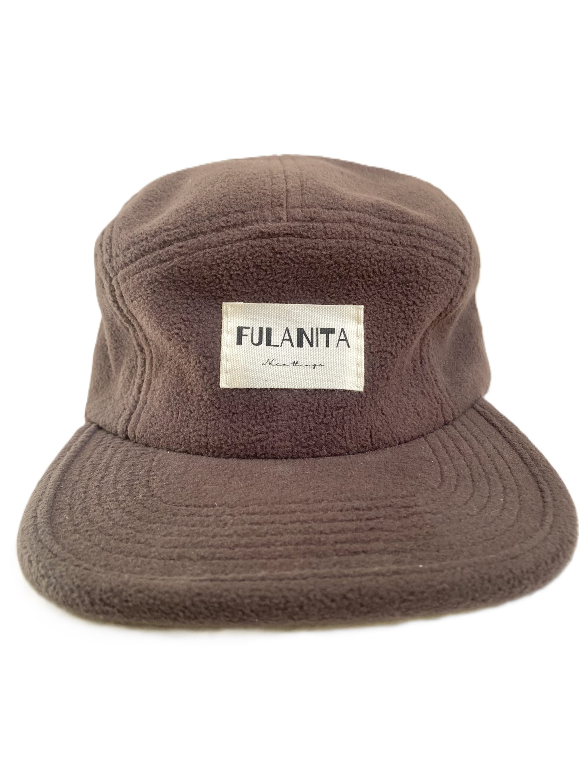 Gorra borreguito color marrón sobre fondo neutro
