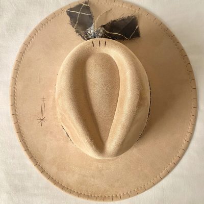 Sombrero artesanal Dune en beige tostado, pieza única hecha a mano