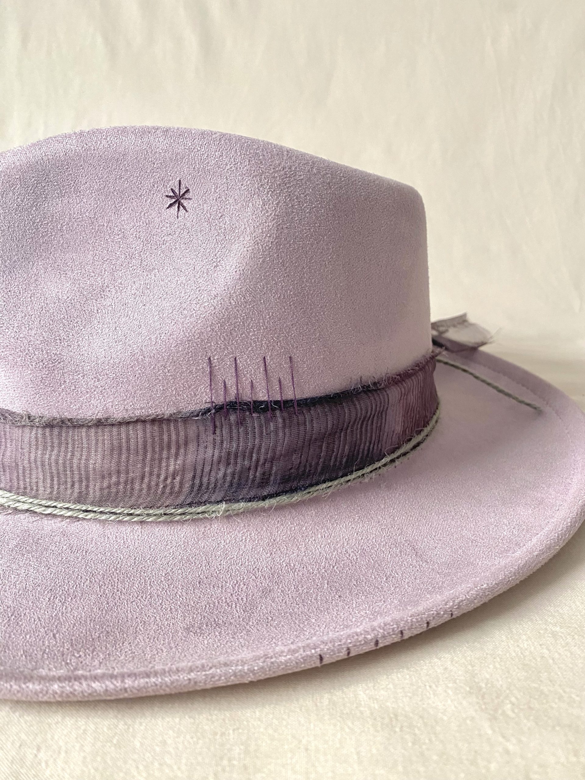 IMG_5580 Detalle de grabado y bordado artesanal a mano en sombrero Lilac