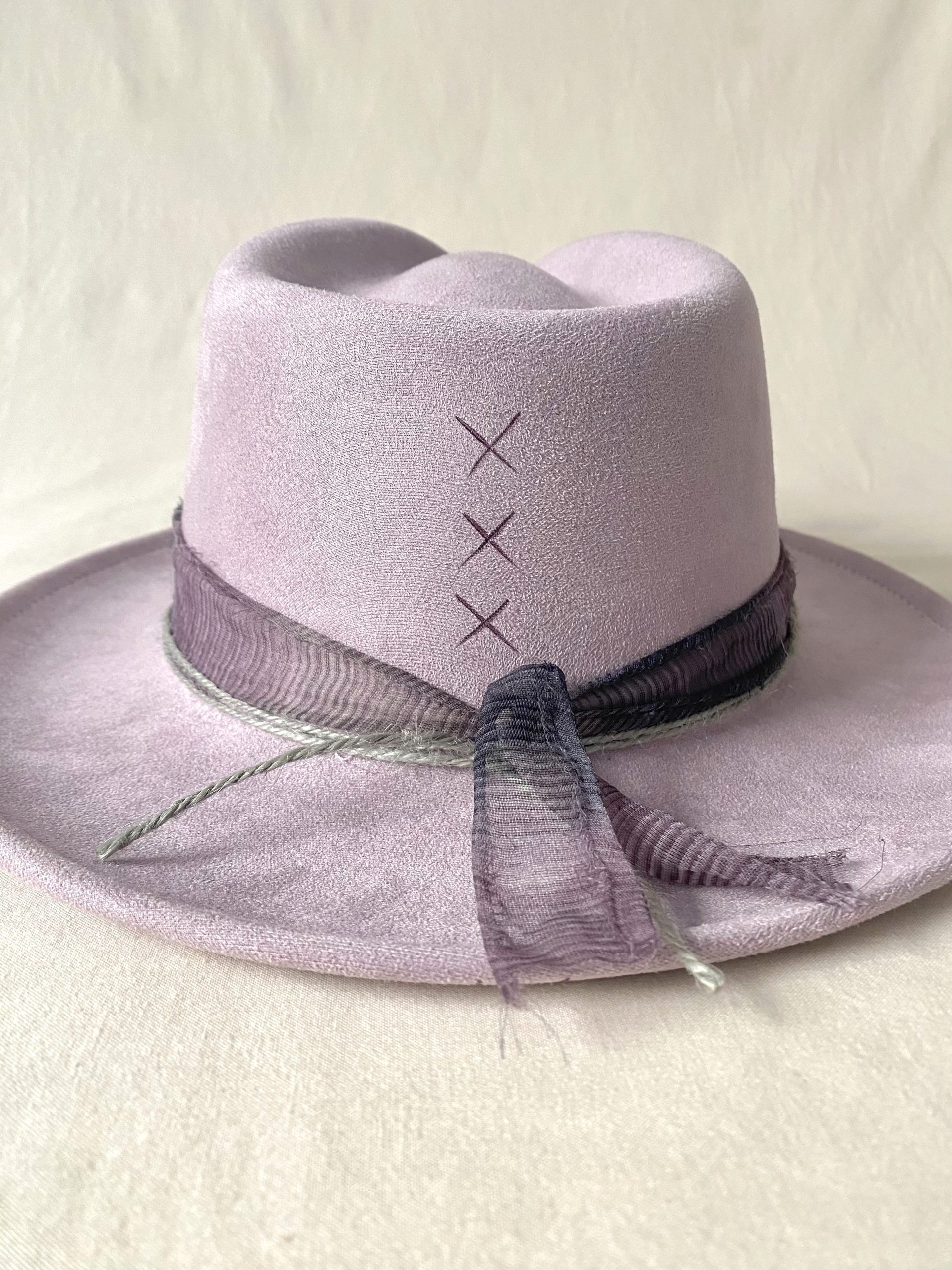 IMG_5581 Detalle de cinta artesanal reciclada en sombrero Lilac malva