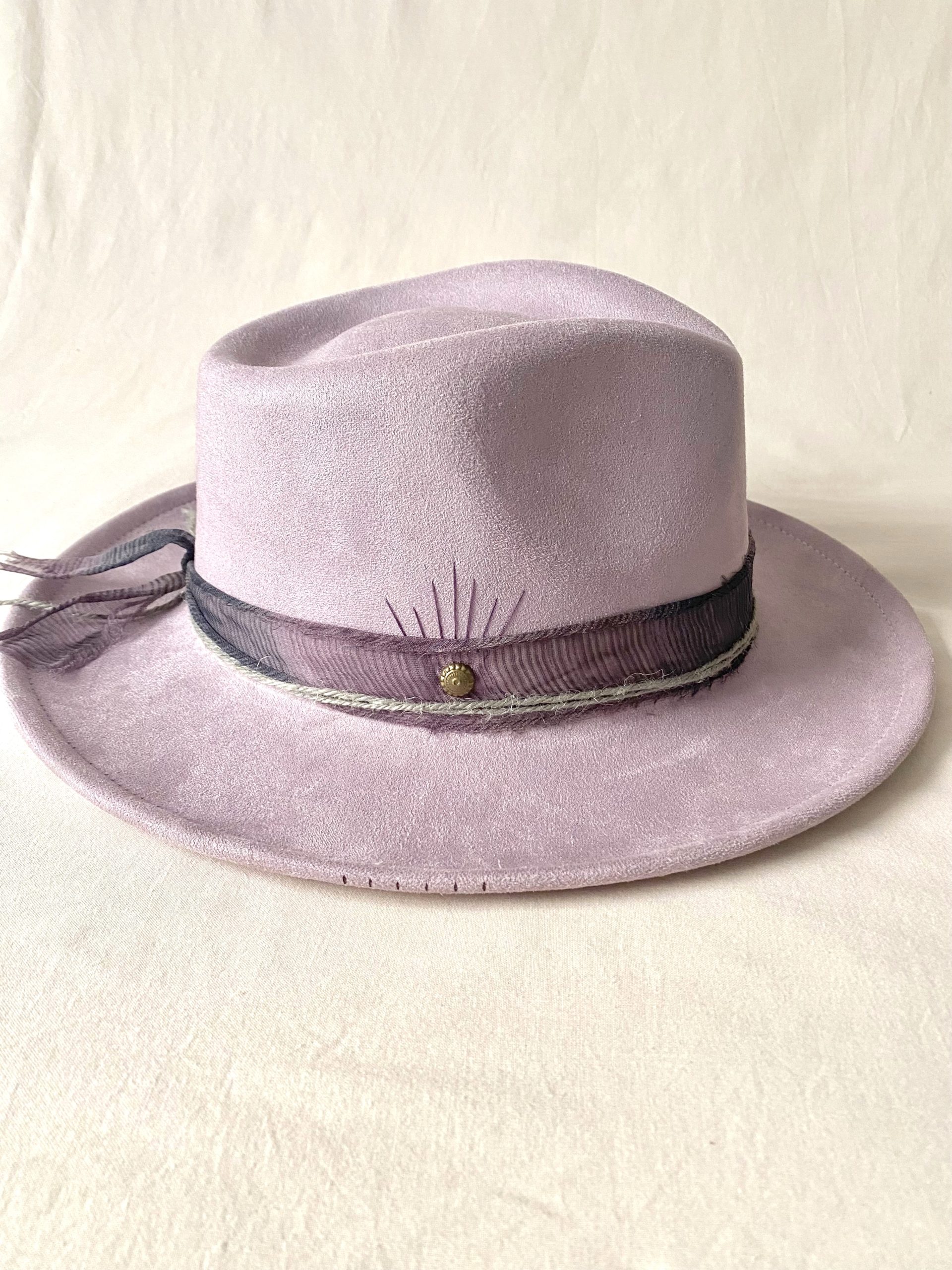 IMG_5583 Sombrero artesanal Lilac malva, diseño natural y exclusivo