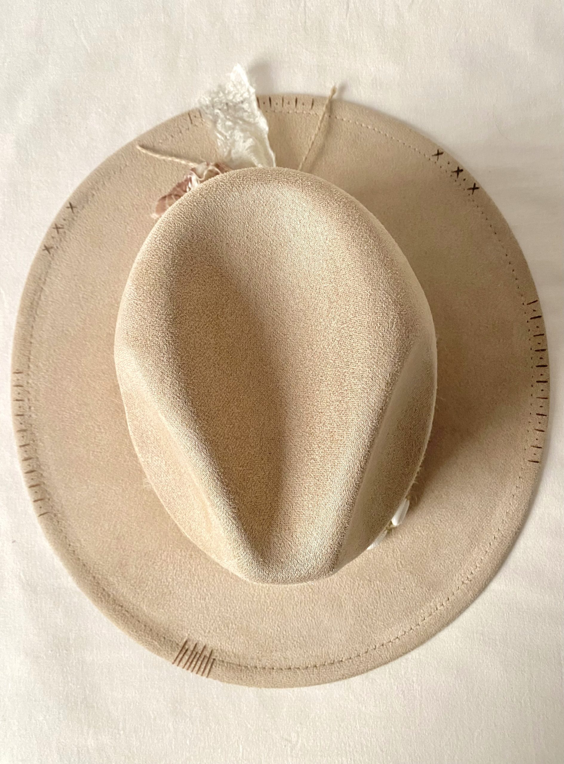 Sombrero artesanal Linen en color beige, pieza única diseñada a mano