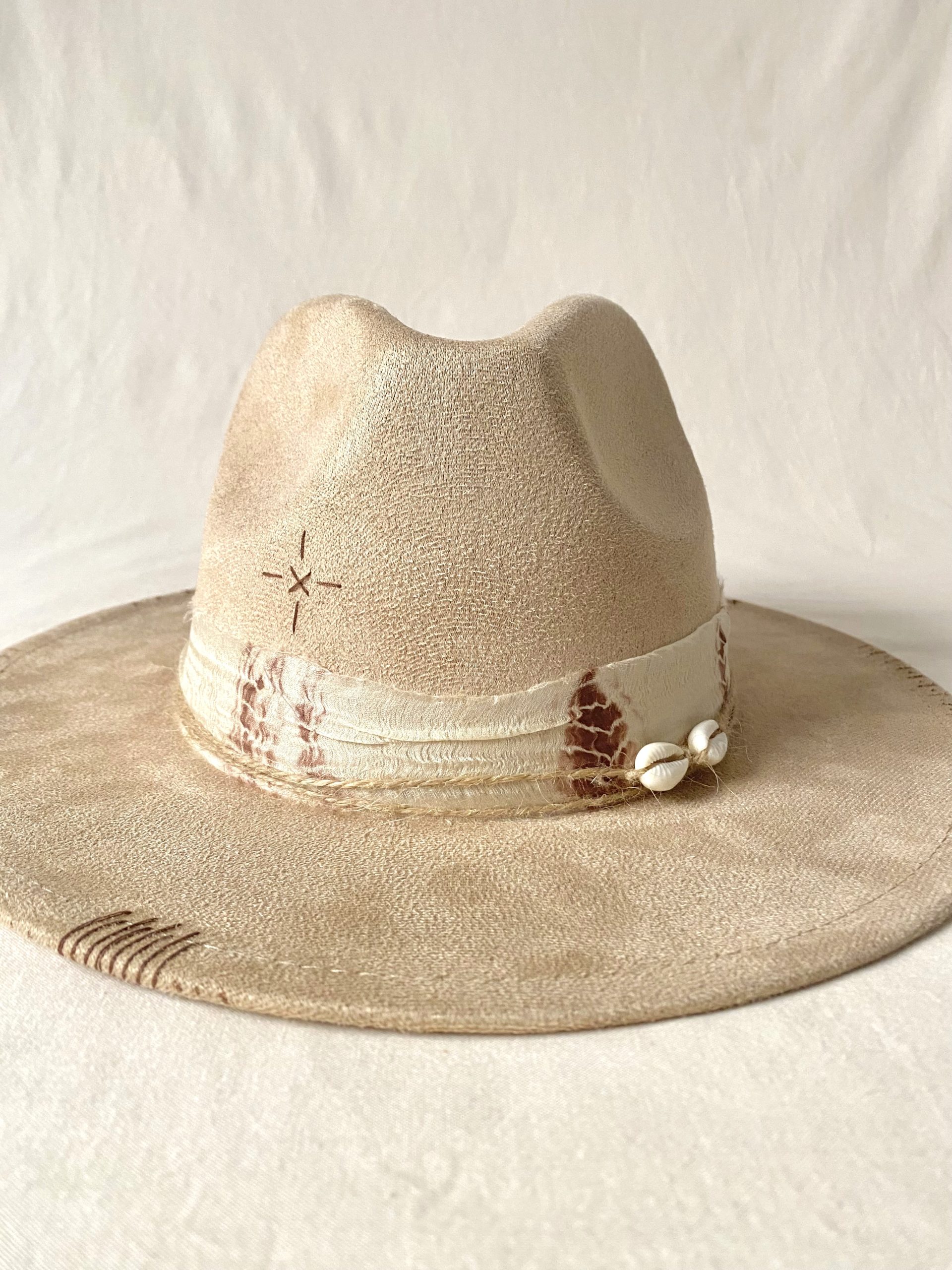 Bordado artesanal a mano en sombrero Linen