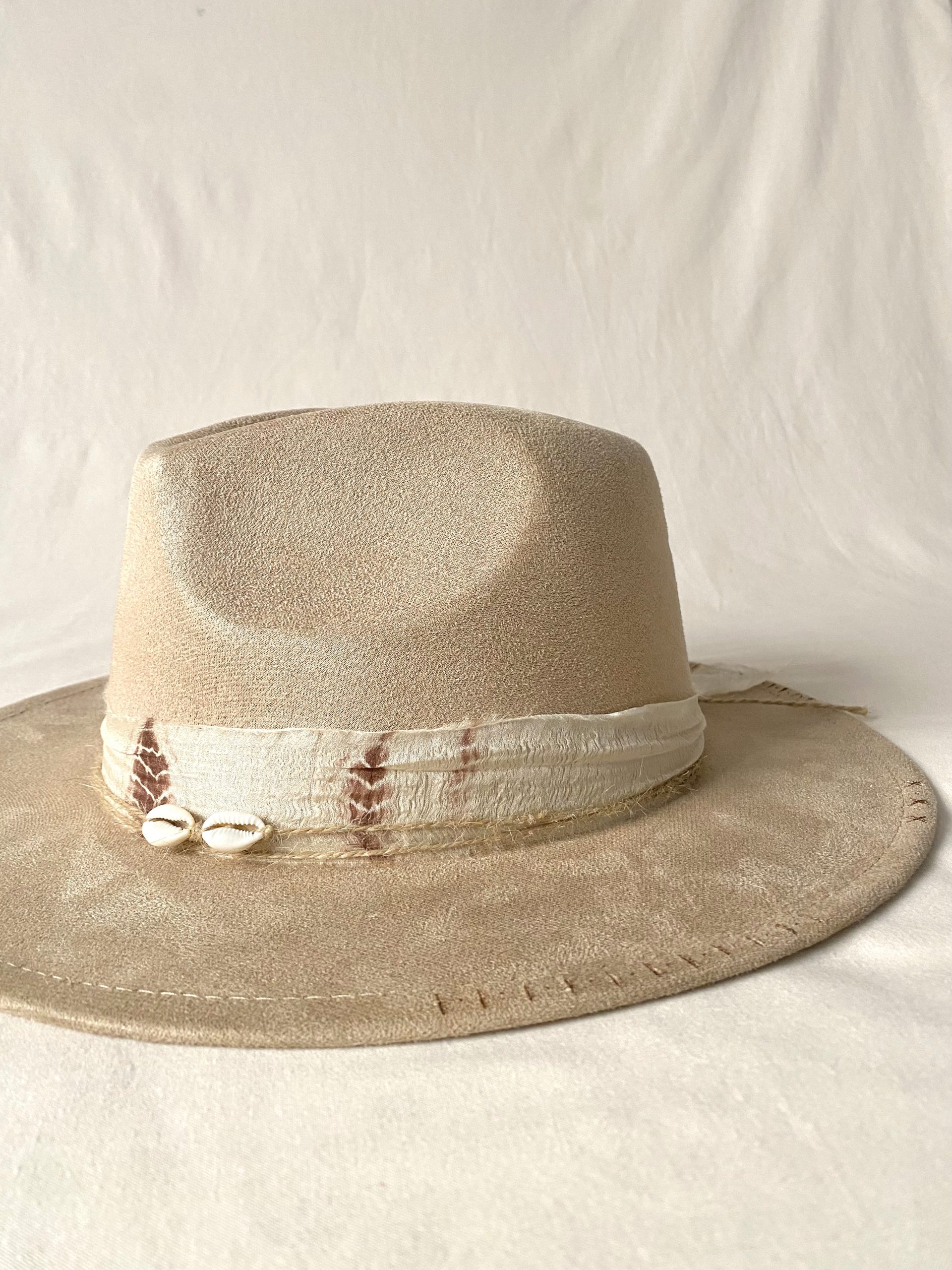 Detalle de cinta reciclada en sombrero Linen beige