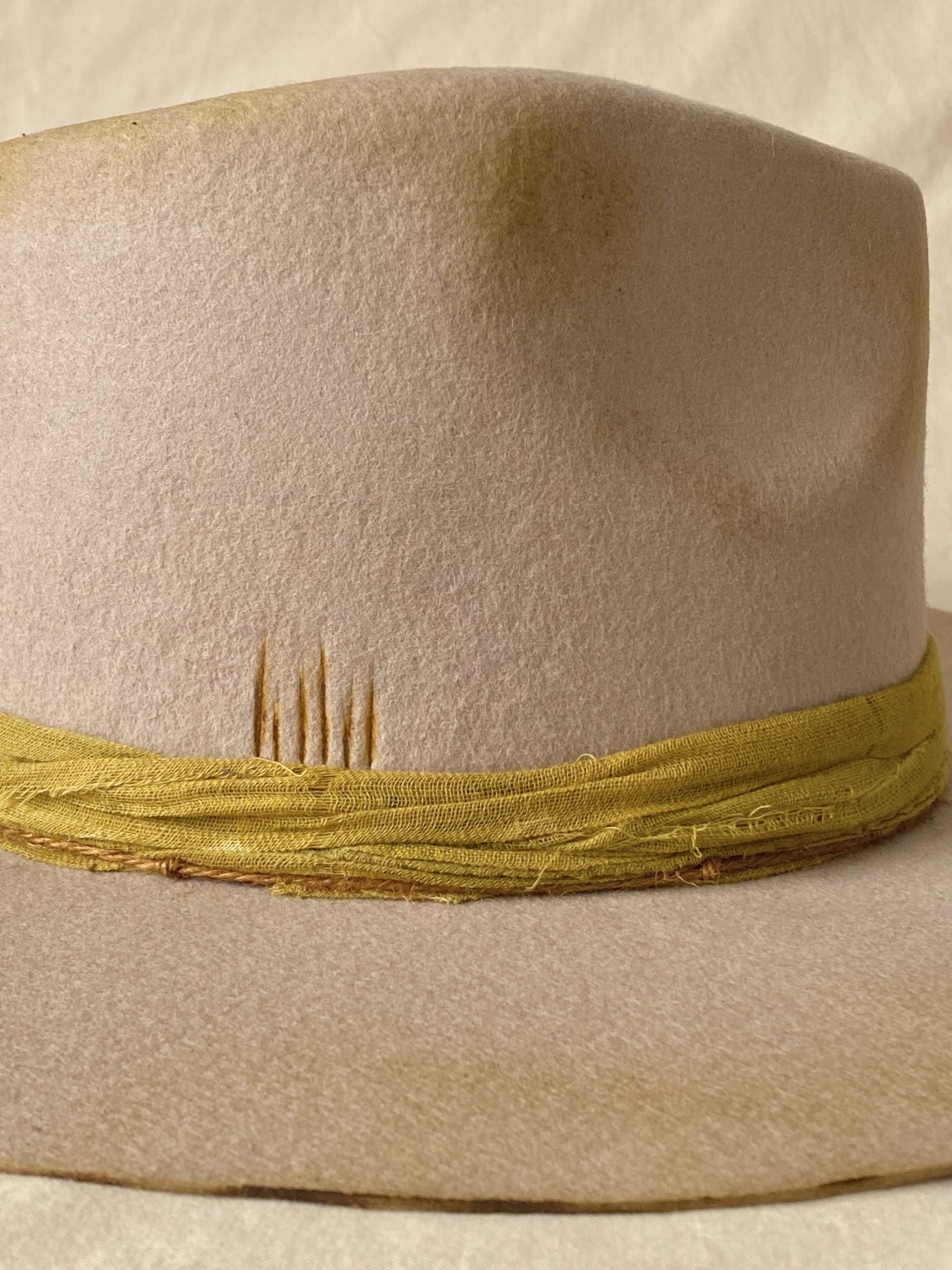 Detalle de grabado y quemado artesanal en sombrero Slate