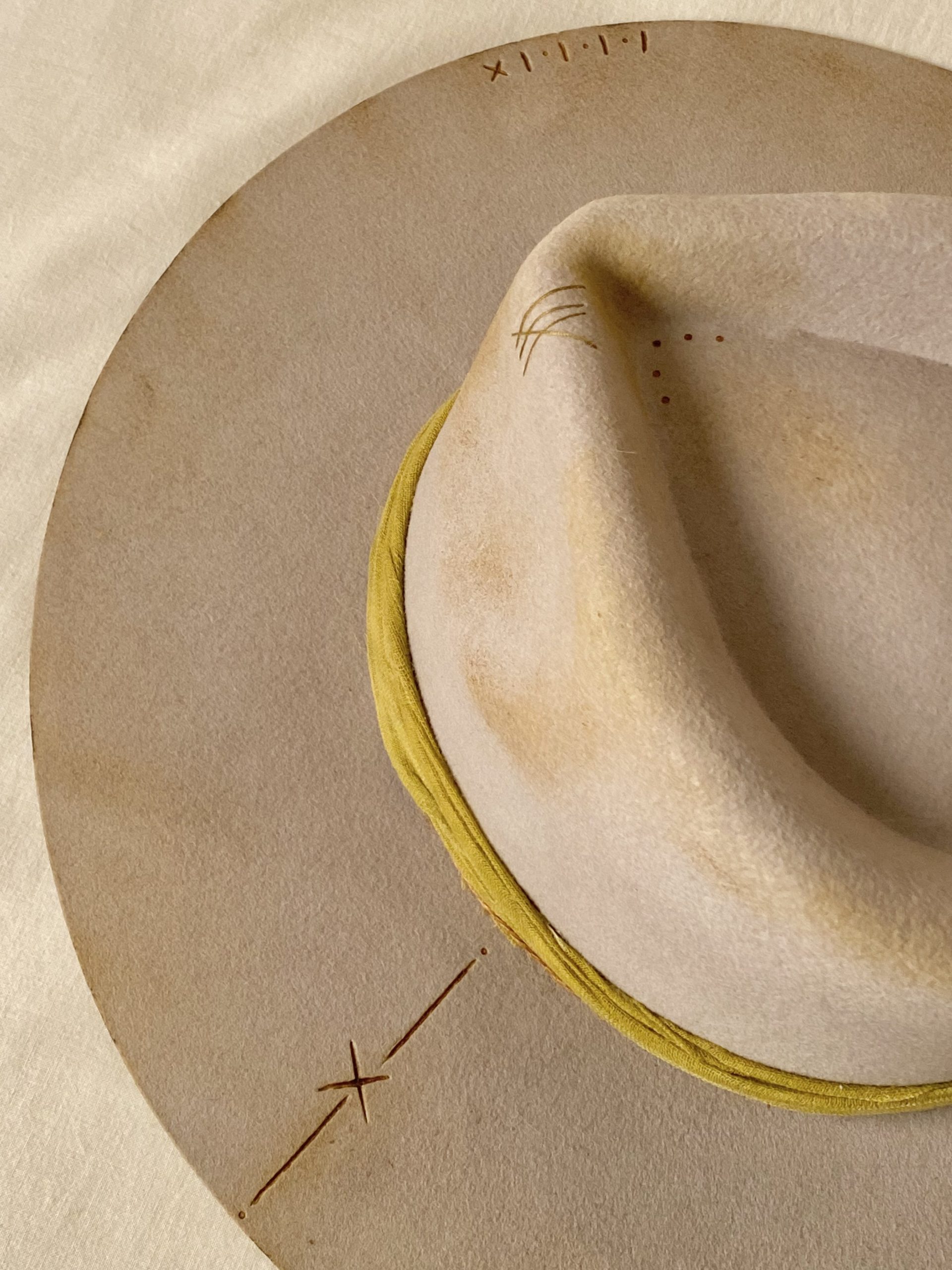 Detalle de grabado y quemado artesanal en sombrero Slate