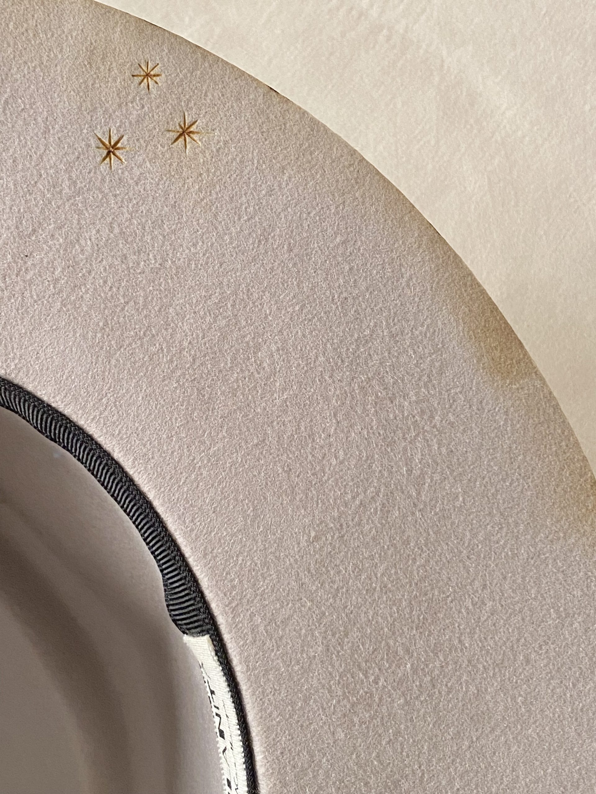 Detalle de grabado y quemado artesanal en sombrero Slate