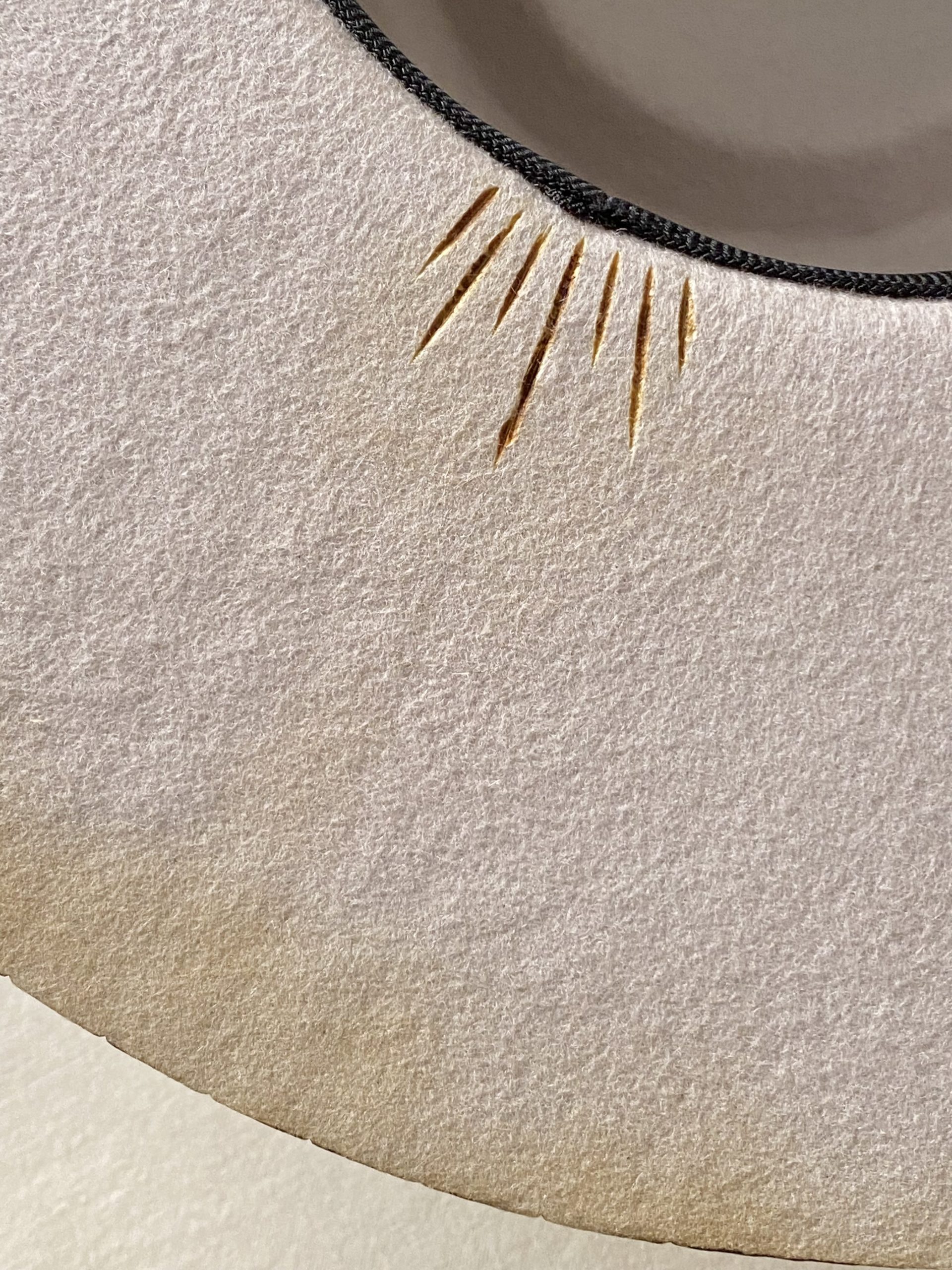 Detalle de grabado y quemado artesanal en sombrero Slate