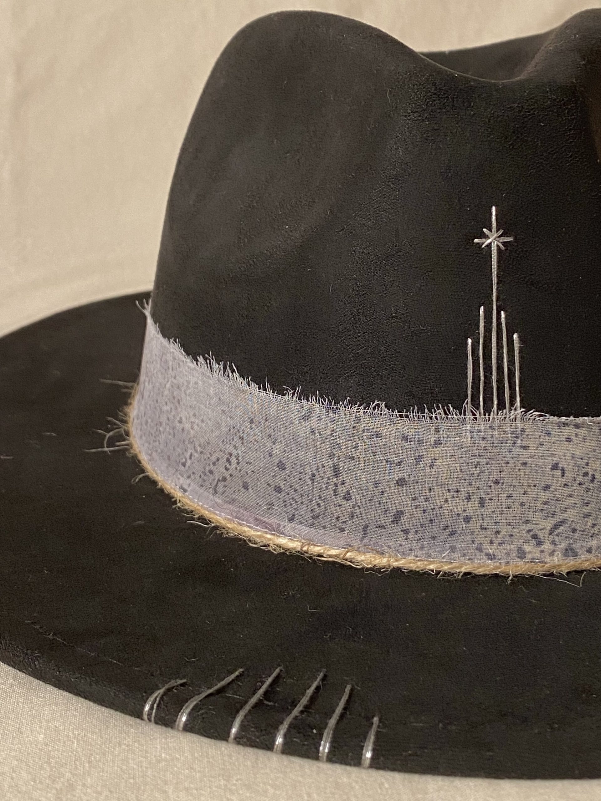 IMG_7352 Detalle de bordado en tonos gris y plata en sombrero Onyx