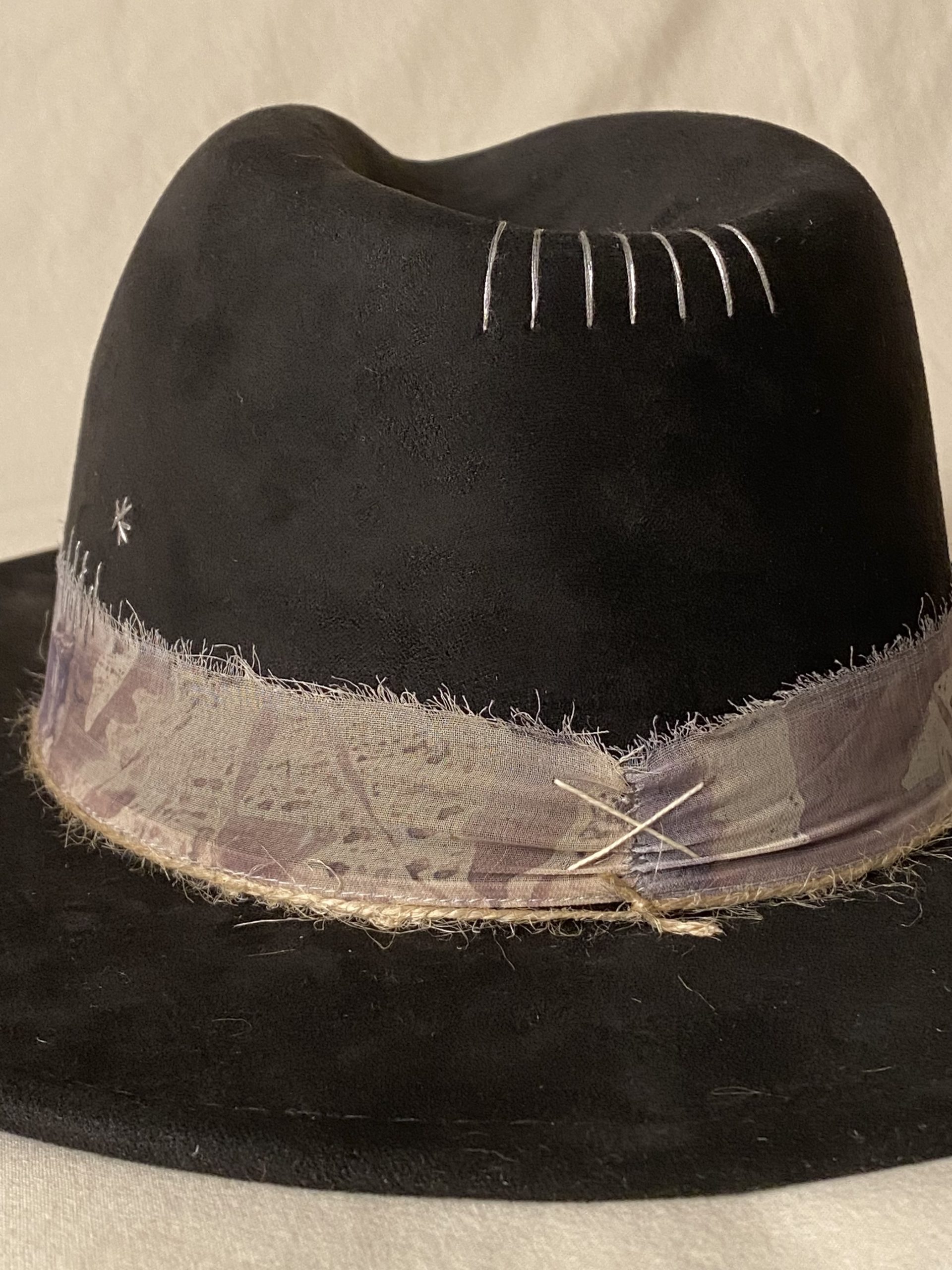 IMG_7353 Detalle de bordado en tonos gris y plata en sombrero Onyx