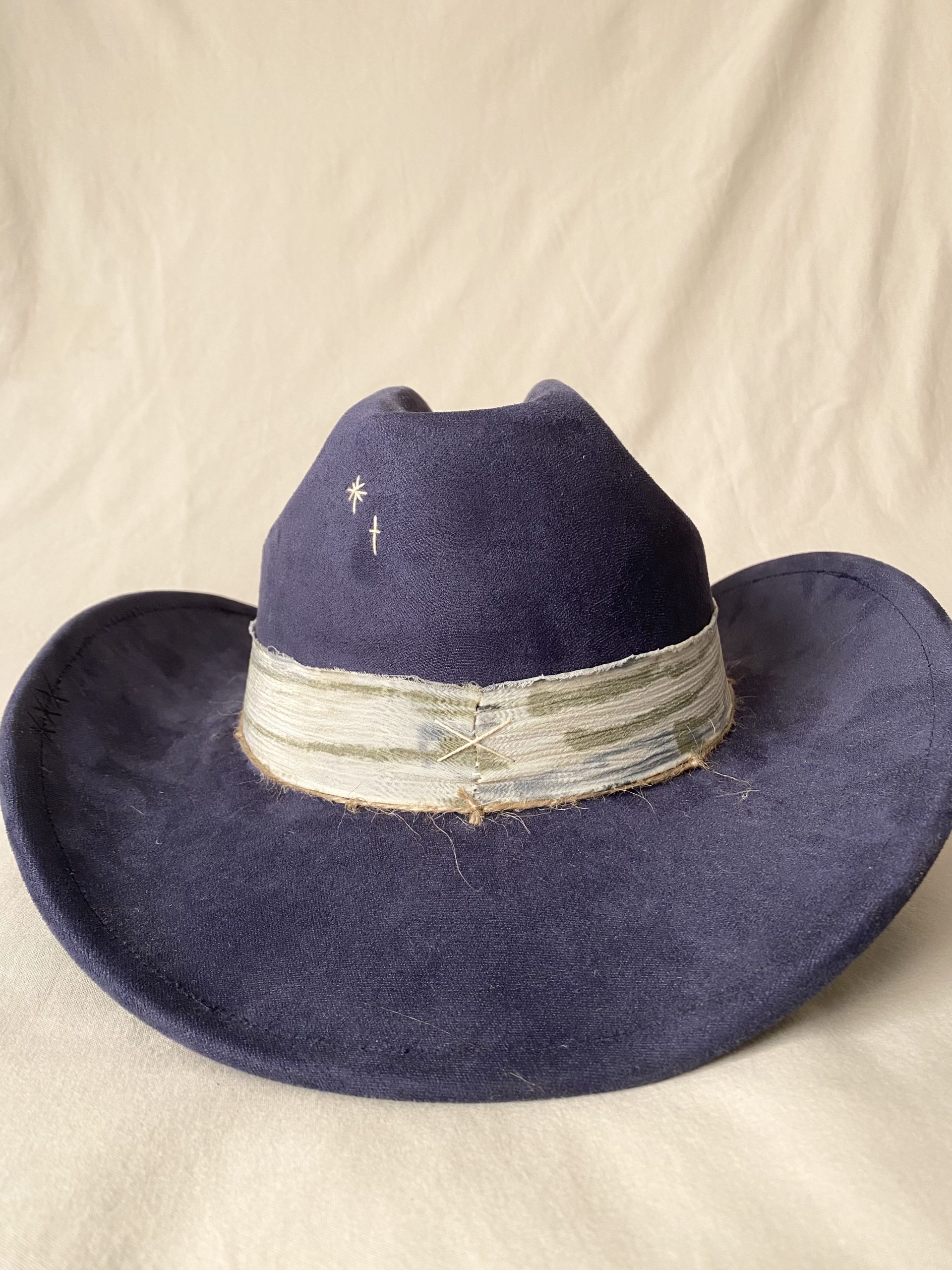 Sombrero artesanal Indigo azul, diseño único con estilo cowboy
