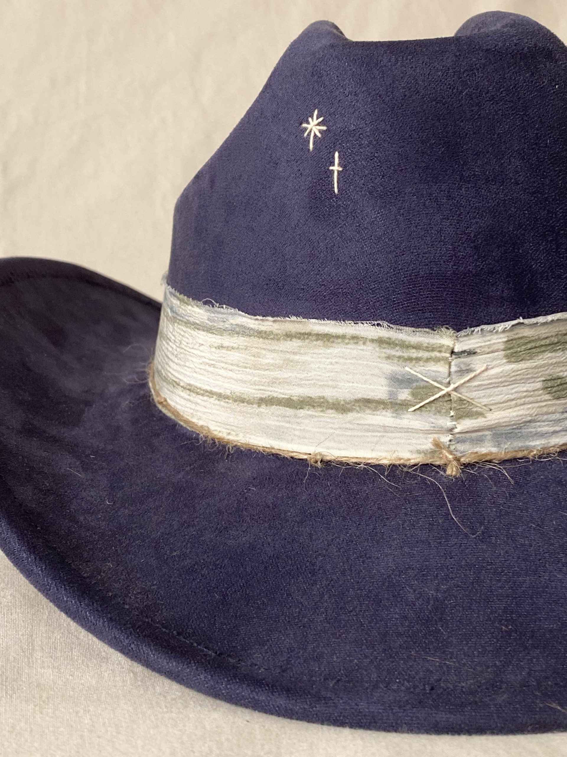 Detalle de bordado artesanal en sombrero Indigo azul