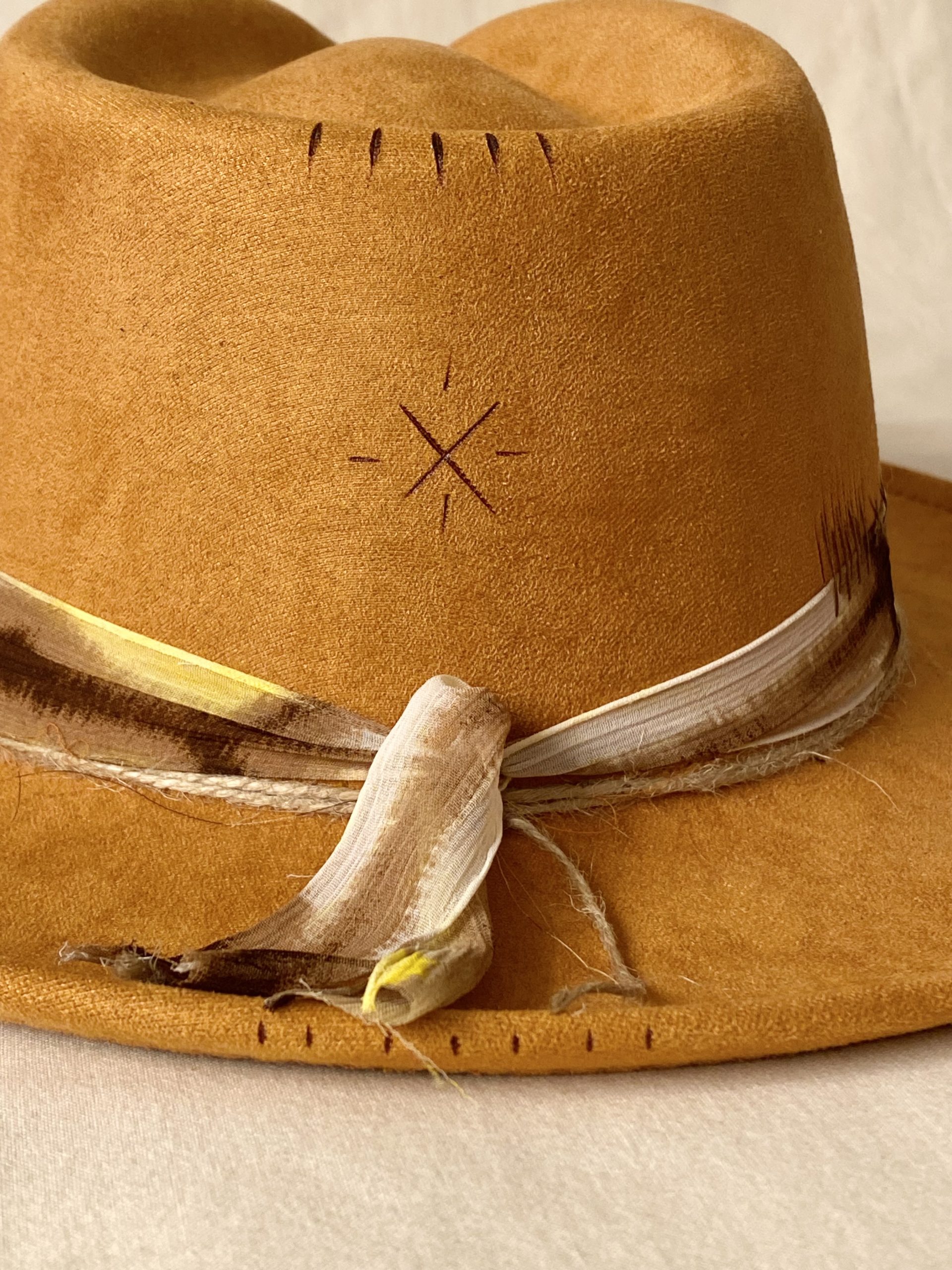 Detalle de bordado en tonos gris y plata en sombrero Onyx
