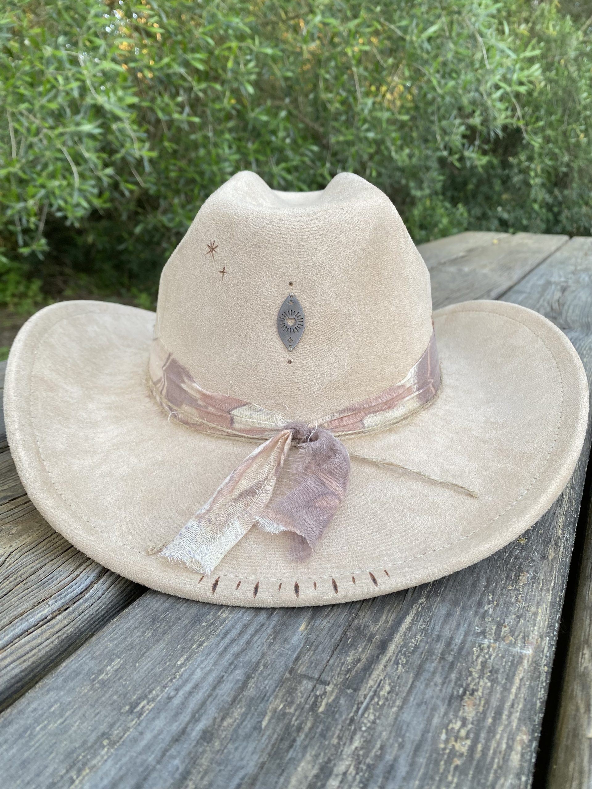 Sombrero artesanal Dust beige, diseño natural con inspiración cowboy
