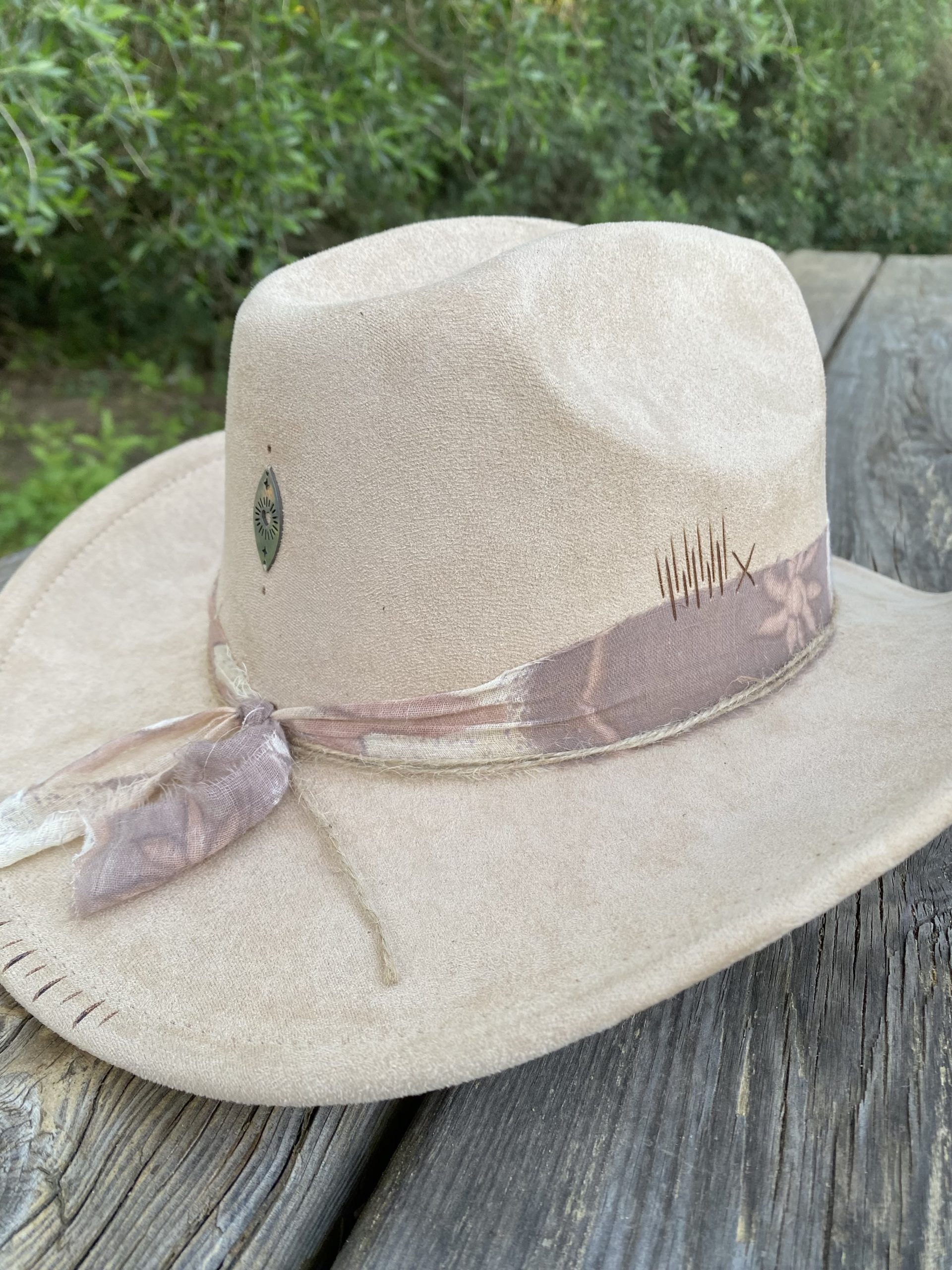 Detalle de bordados y grabados en sombrero Dust beige