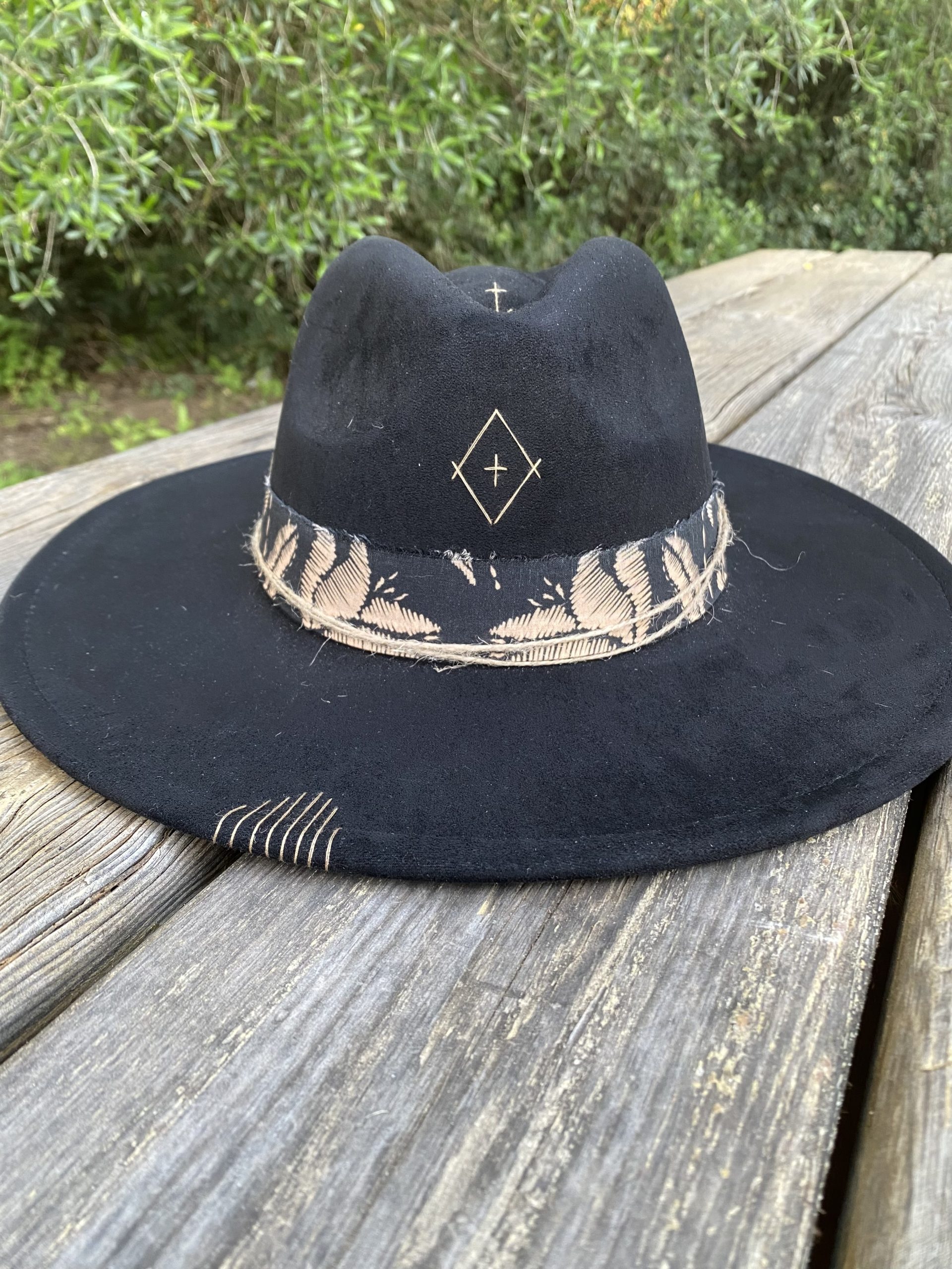Sombrero artesanal Noir negro con detalles en beige, pieza única hecha a mano