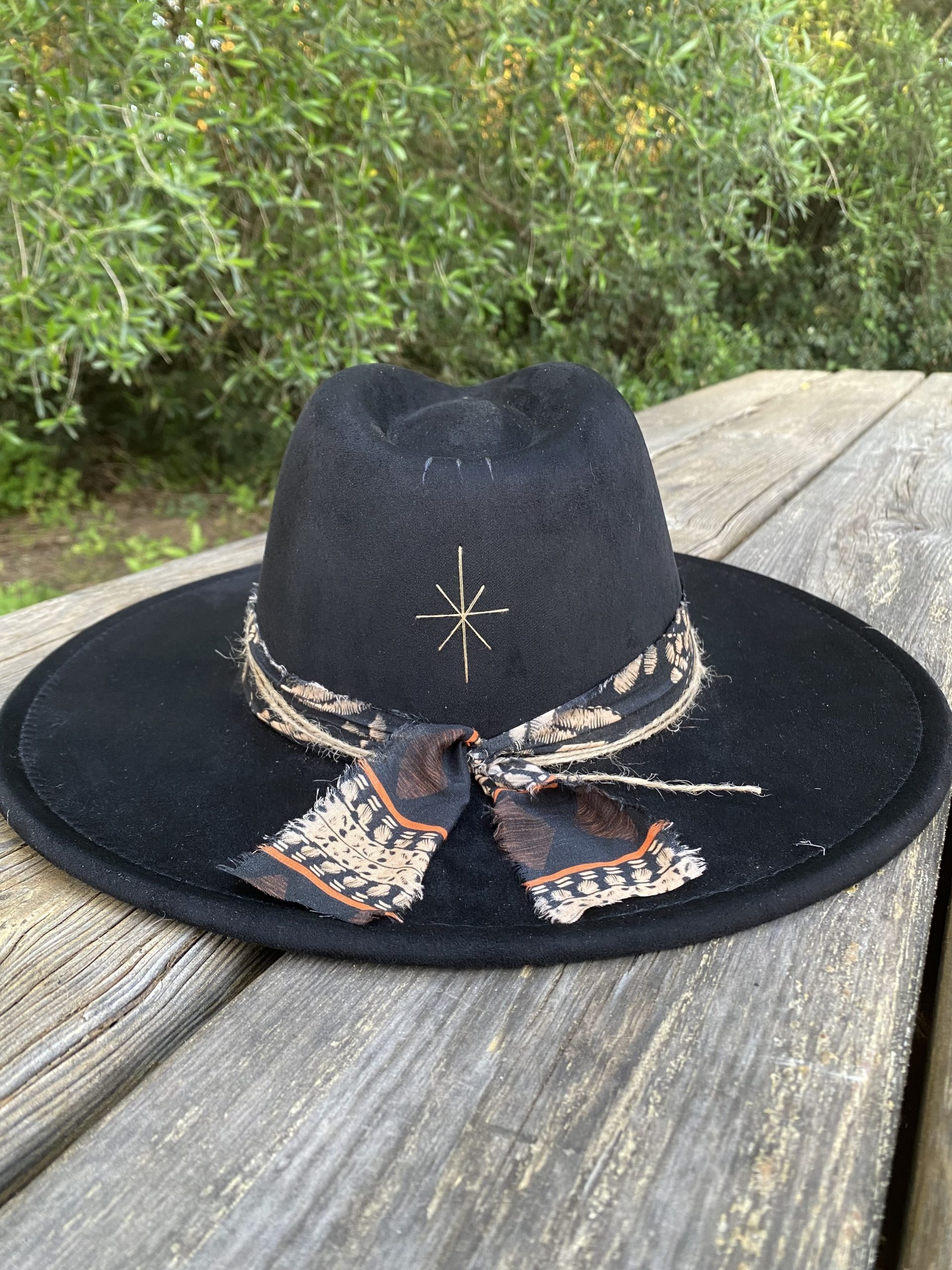 Detalle de cinta negro y beige en sombrero Noir con bordados artesanales