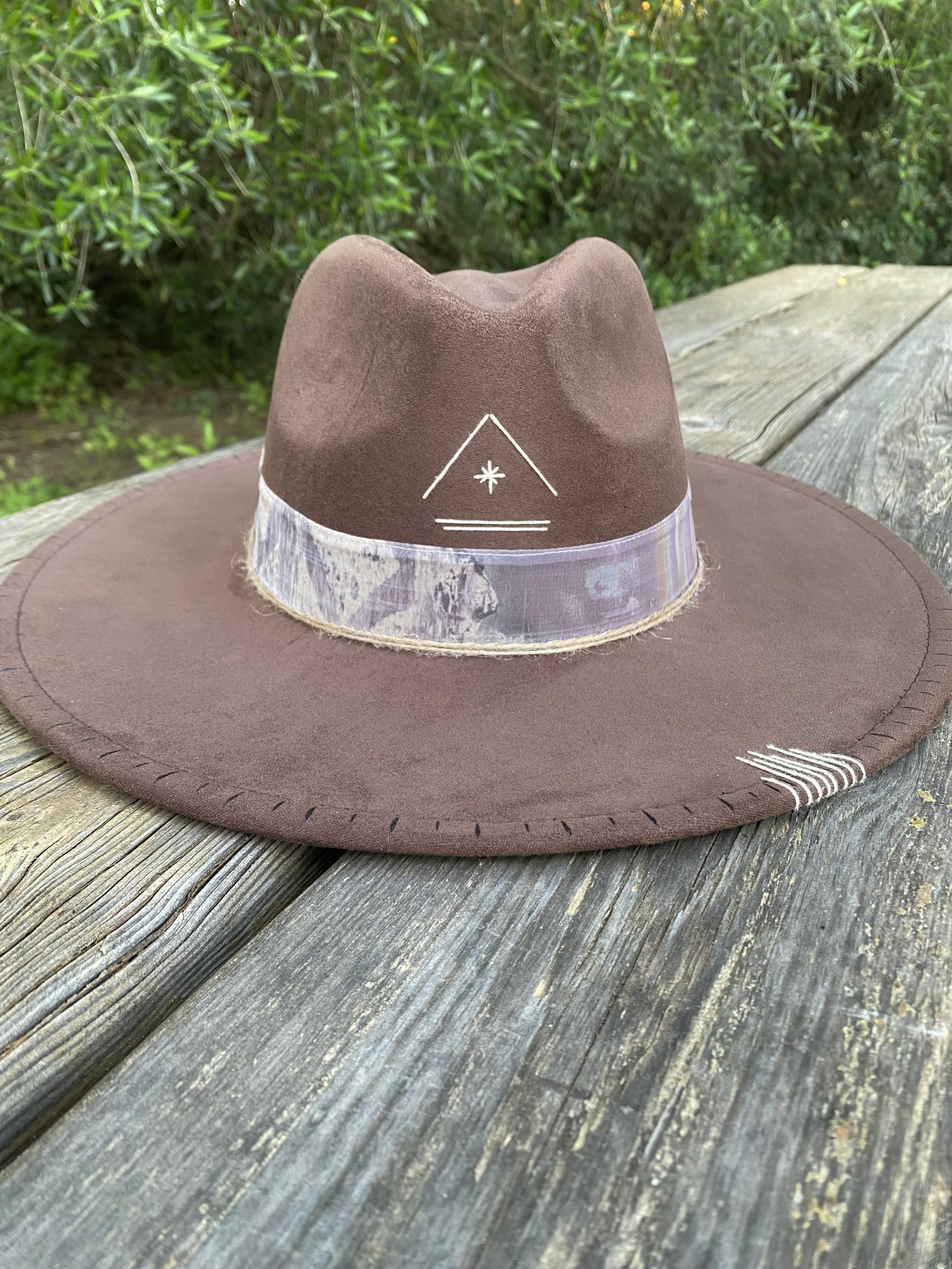 Sombrero artesanal Ash marrón con cinta en tonos grises, pieza única
