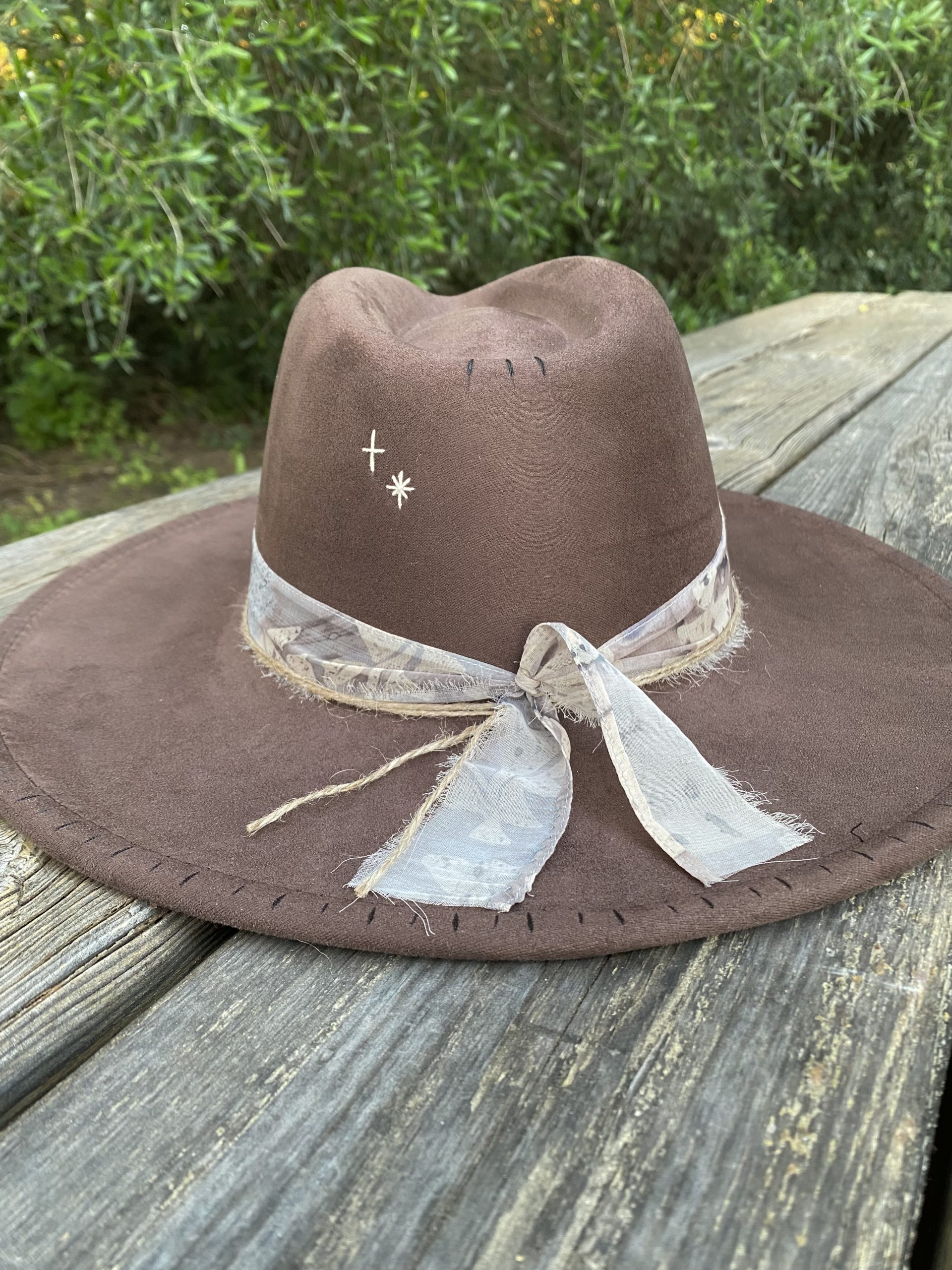 Detalle de bordados en beige en sombrero Ash artesanal