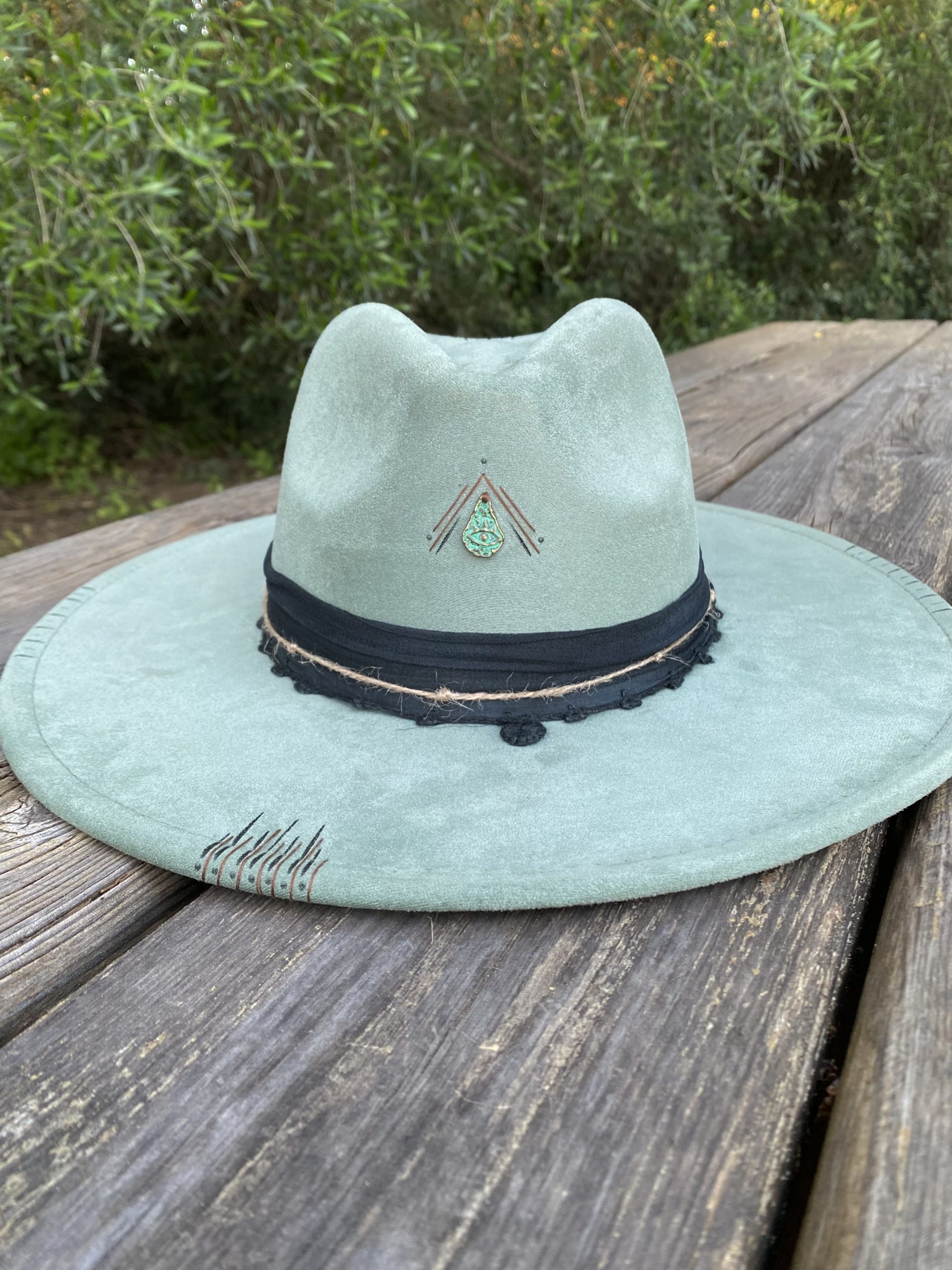 Sombrero artesanal Aura verde con aplique de ojo, pieza única hecha a mano