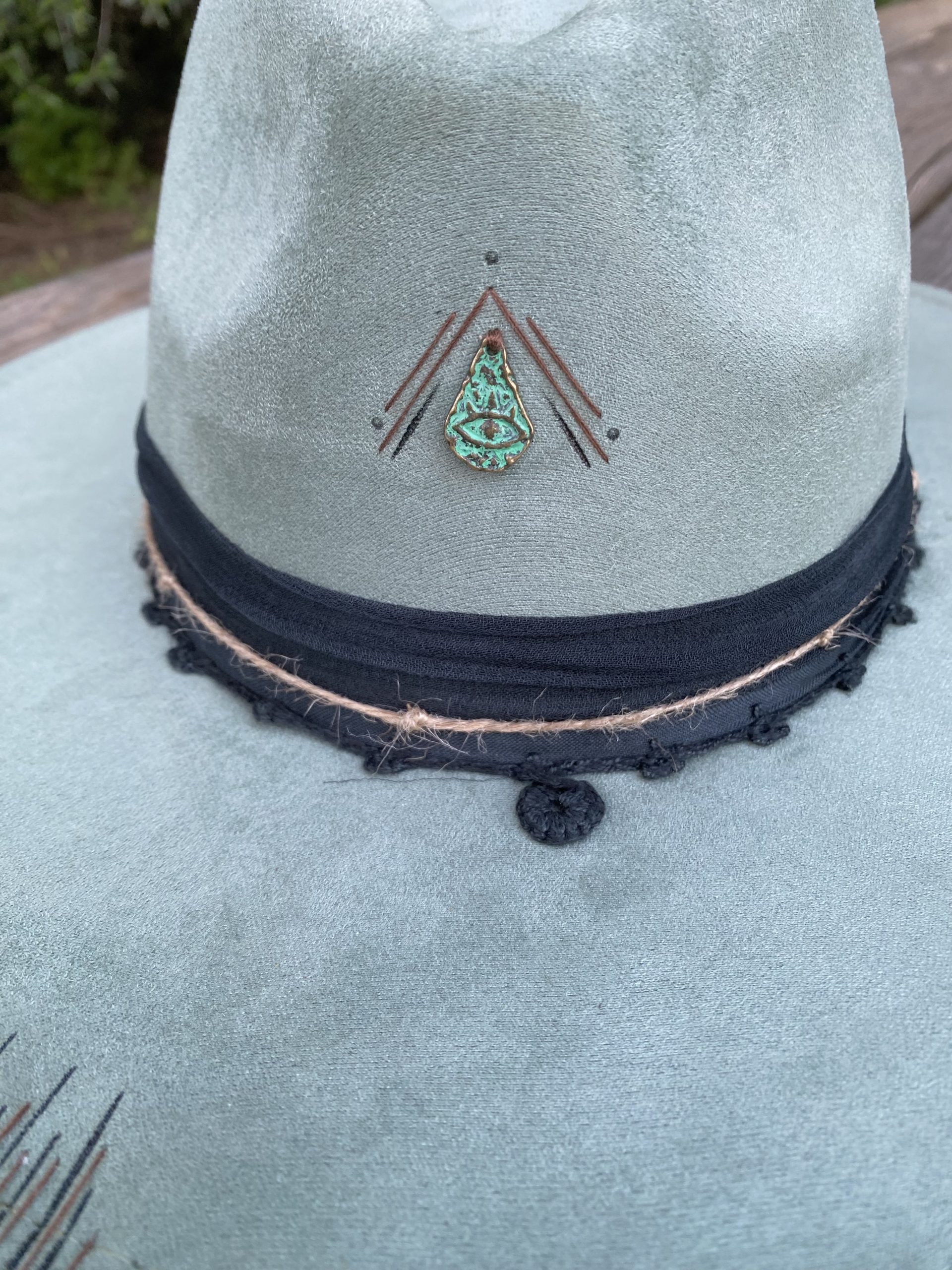 Detalle de bordados y grabados en sombrero Aura verde artesanal