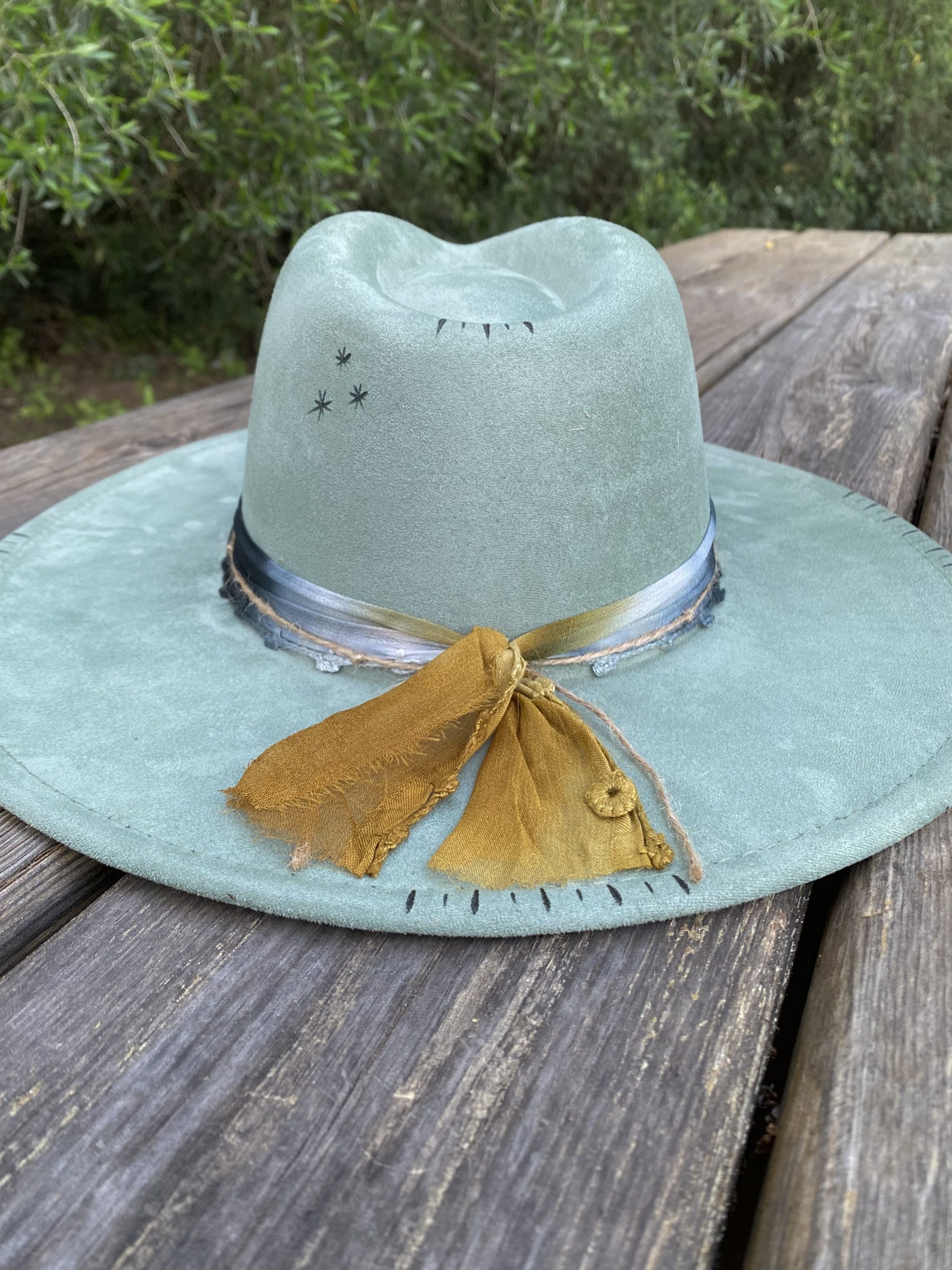 Detalle de bordados y grabados en sombrero Aura verde artesanal