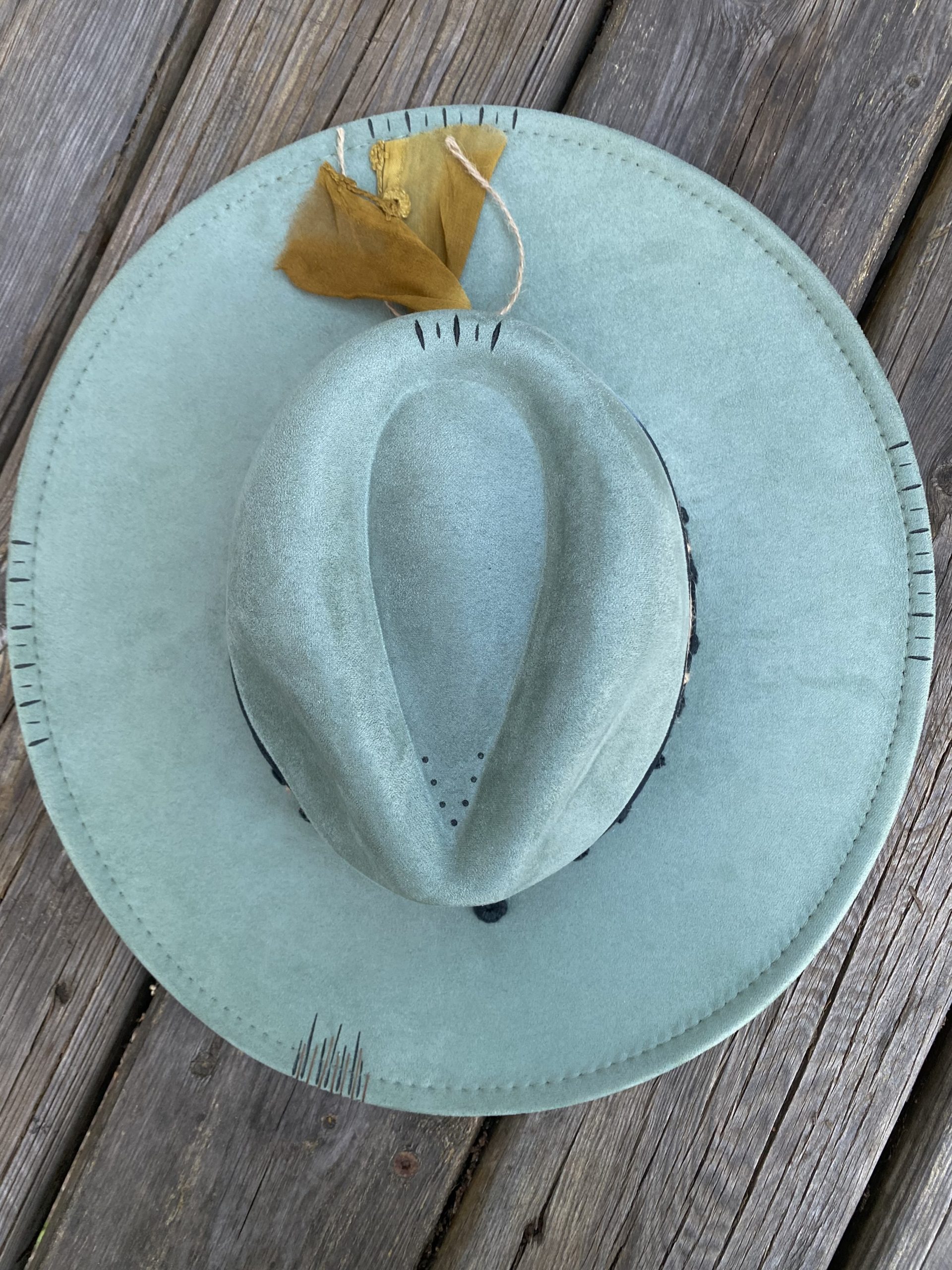 Sombrero artesanal Aura verde, diseño simbólico y exclusivo