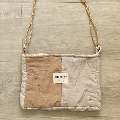 bolso acolchado blanco textura relieve hecho con funda de almohada reciclada con asa de cuerda bandolera artesanal
