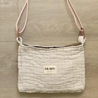 bolso acolchado blanco textura relieve hecho con funda de almohada reciclada con asa de cuerda bandolera artesanal