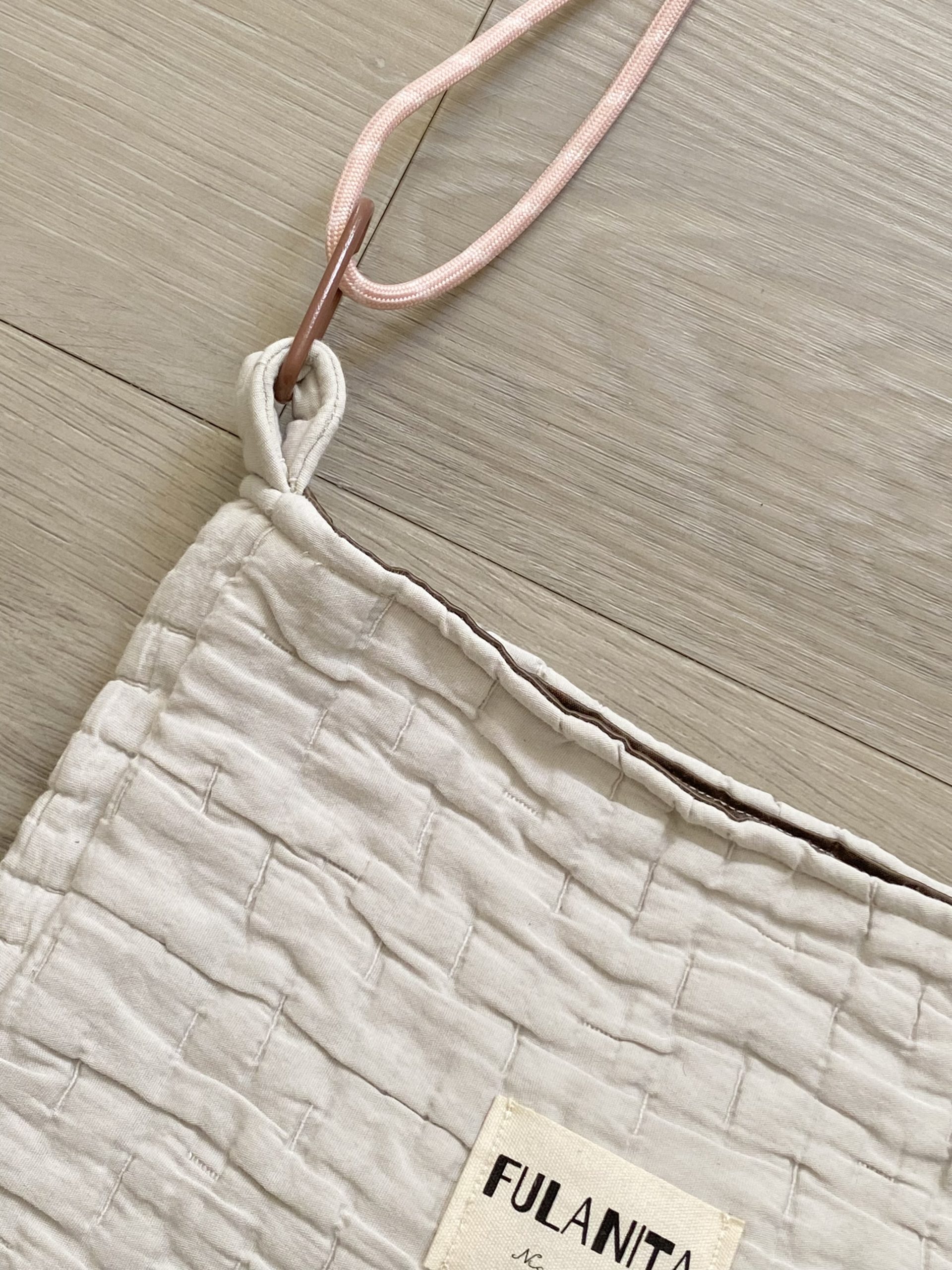 bolso acolchado blanco textura relieve hecho con funda de almohada reciclada con asa de cuerda bandolera artesanal