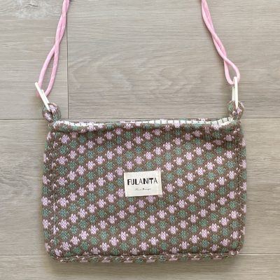 Bolso acolchado artesanal con tejido jacquard reciclado. Ligero, cómodo y único, perfecto para el día a día. Edición limitada.