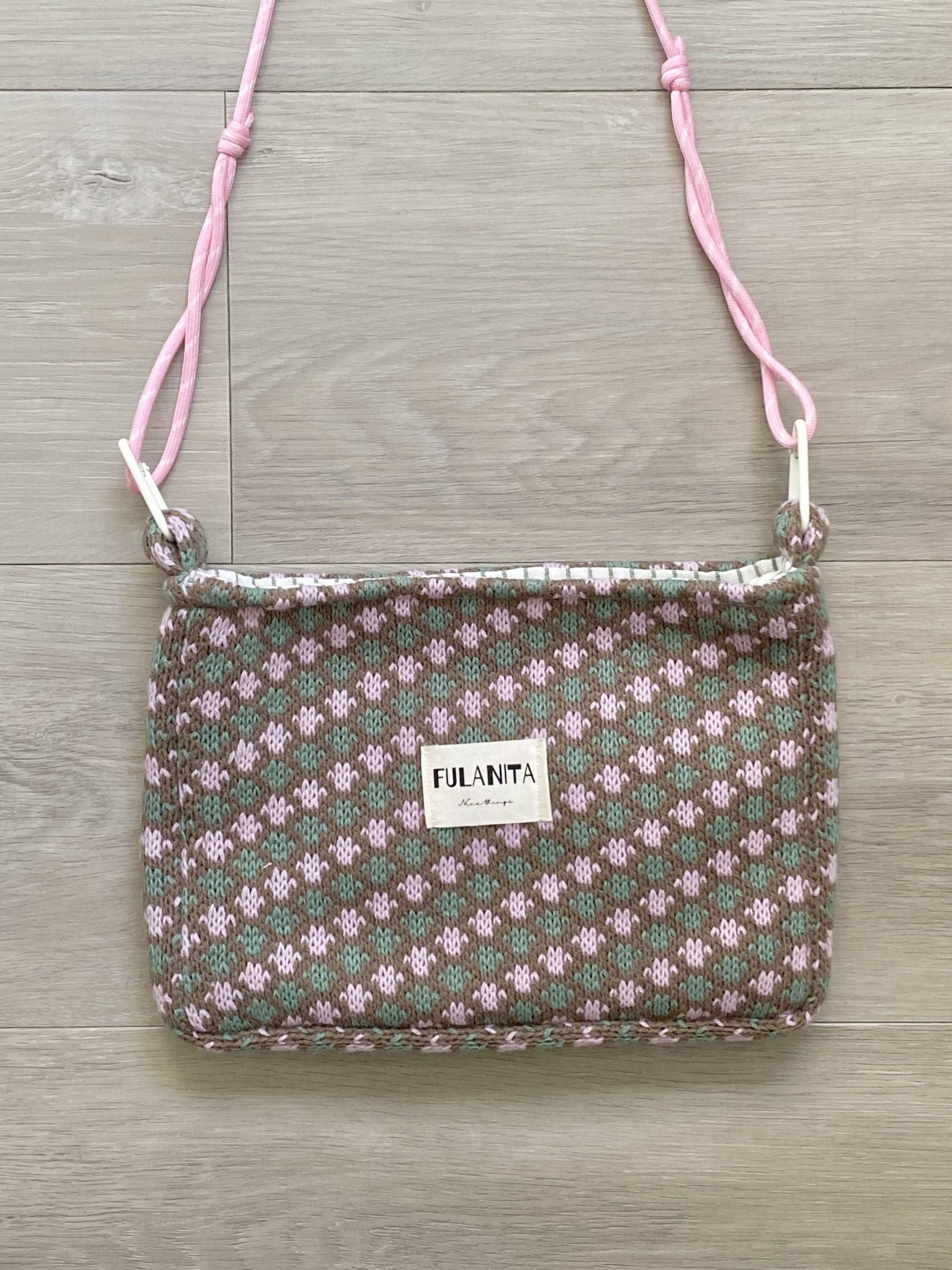 Bolso acolchado artesanal con tejido jacquard reciclado. Ligero, cómodo y único, perfecto para el día a día. Edición limitada.
