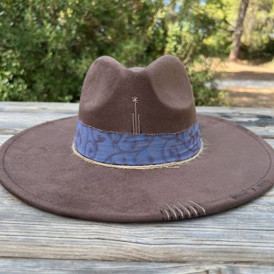 Sombrero marrón Nature One of a Kind con cinta azul, bordados artesanales y grabados decorativos.