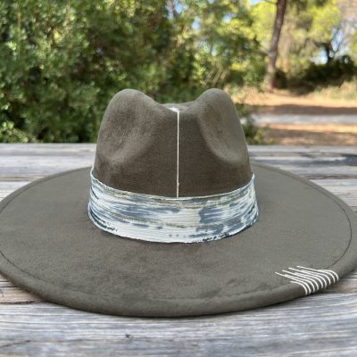 Sombrero verde caqui Nature One of a Kind con cintas en tonos beige y verdes, bordados lineales y estrellas decorativas.