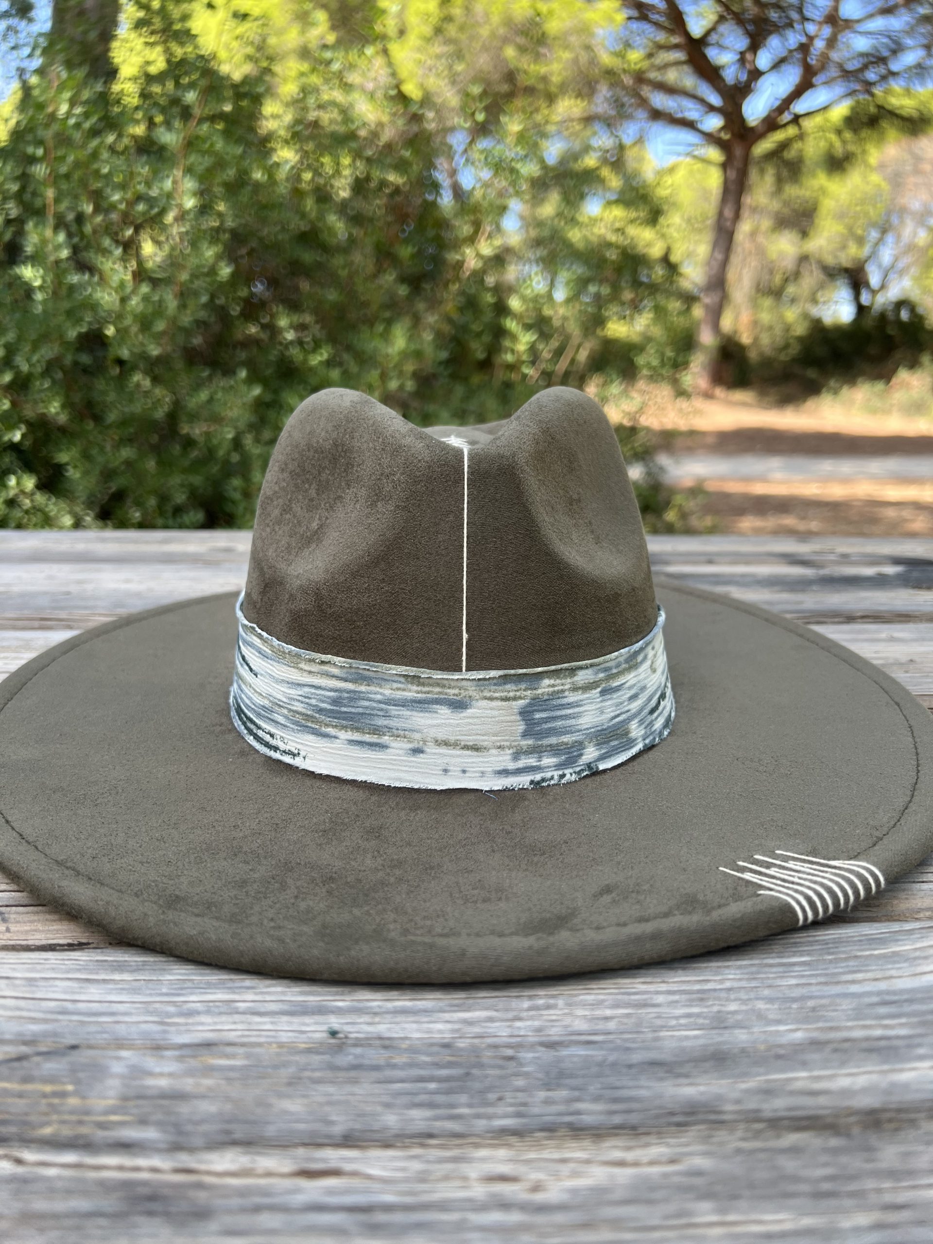 Sombrero verde caqui Nature One of a Kind con cintas en tonos beige y verdes, bordados lineales y estrellas decorativas.